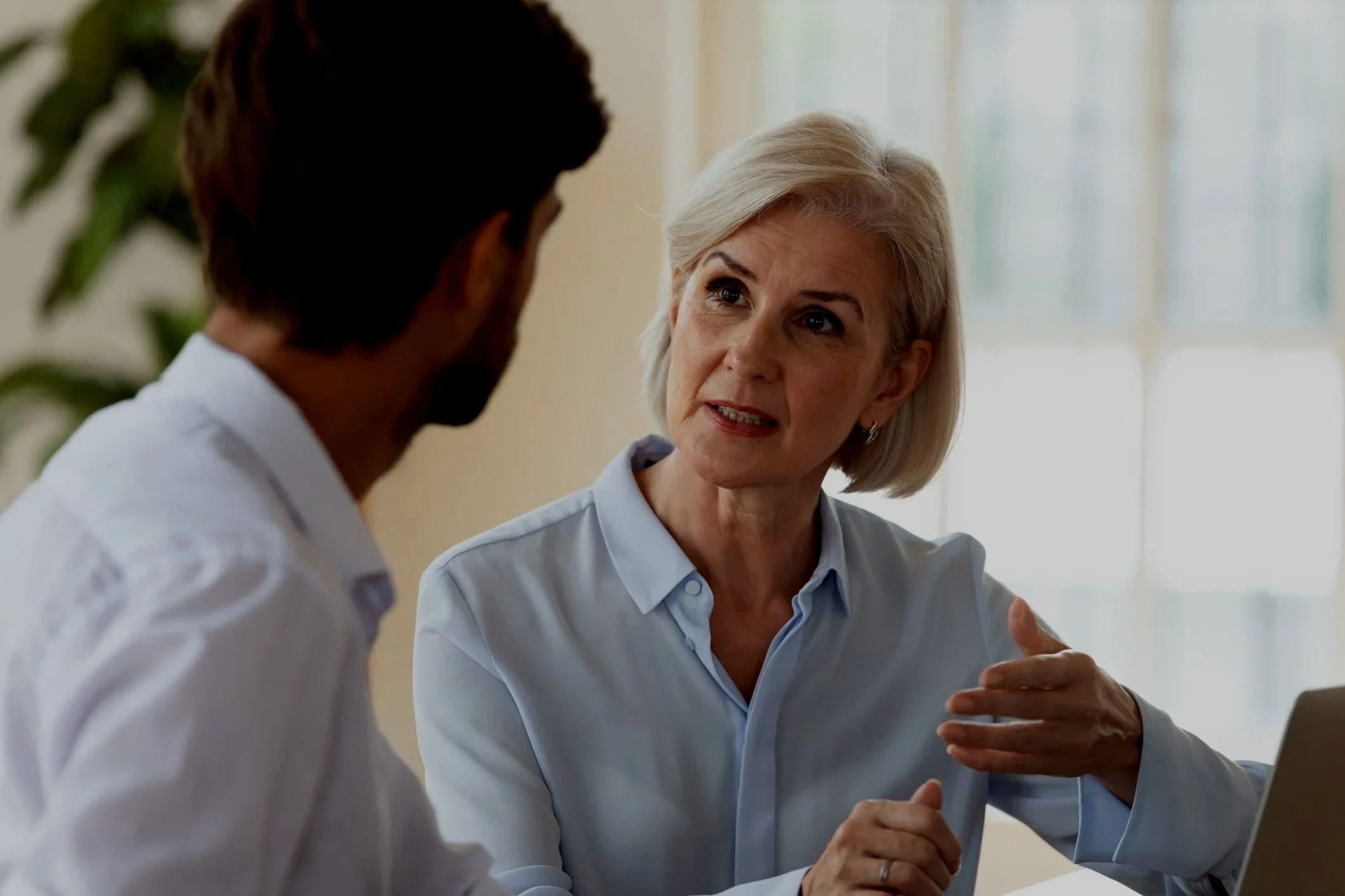 Mujer dando coaching a una persona