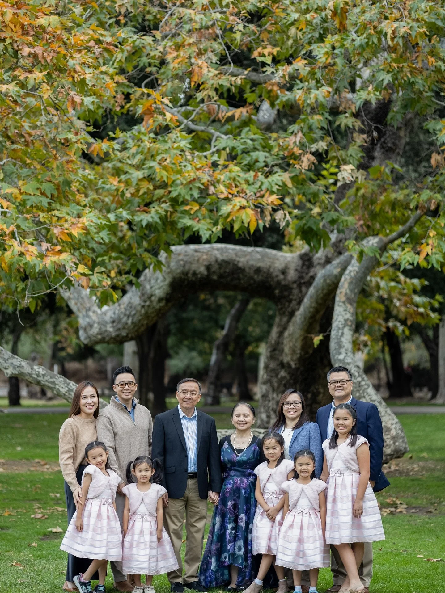 Extended family session in Irvine Regional Park 📸🫶🏻🙌🏻🤗🍁🍂 I love these special moments when a family gets everyone together to make memories 🌼🙏🏼

#anaheimphotographer #anaheimphotography #ocfamilyphotographer #anaheimphotography #irvinerail