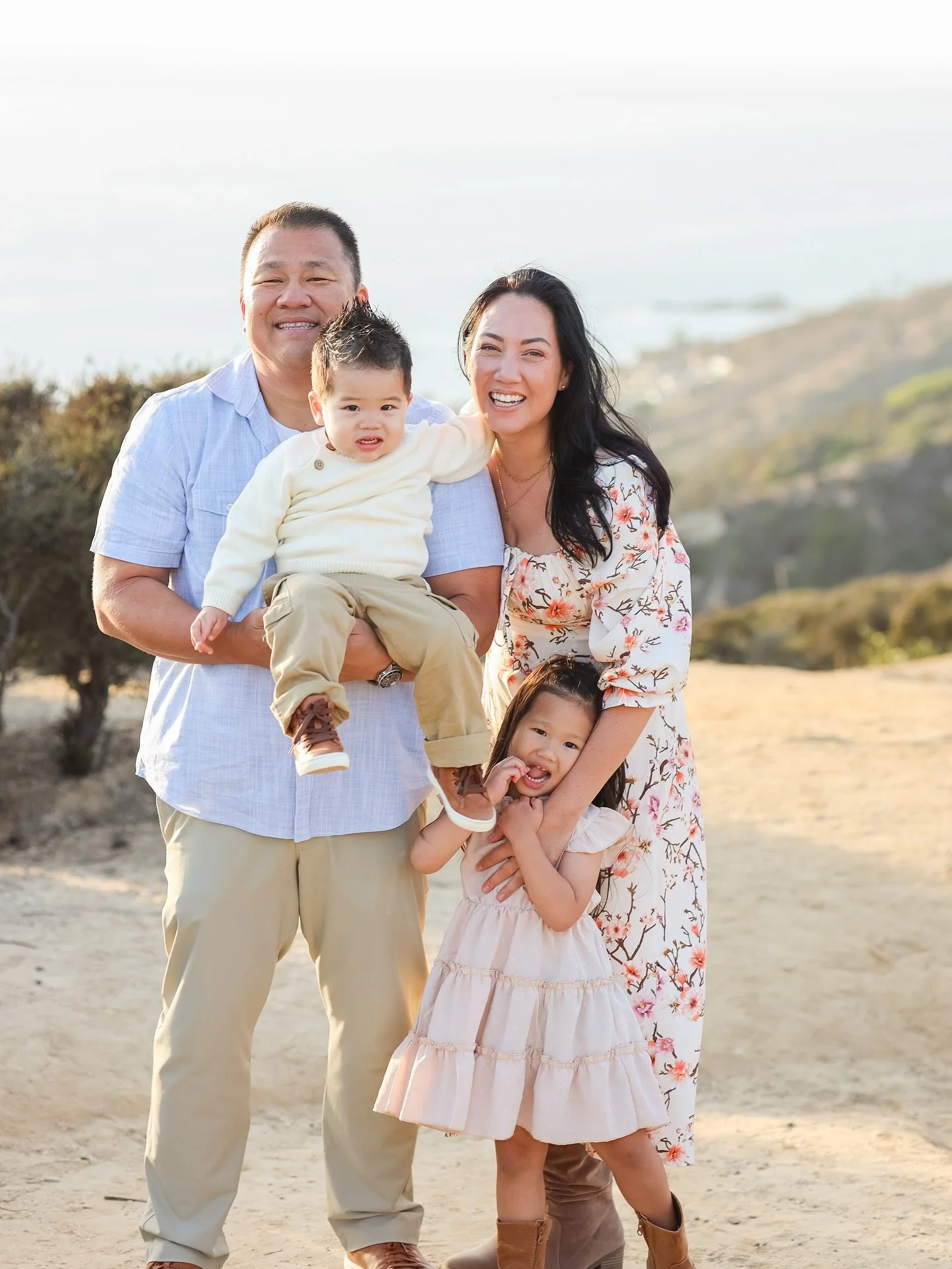 This sweet family sunset session in Laguna overlooking the ocean 🌅📸🤗🙌🏻 excited to see everyone for this year&rsquo;s holiday sessions 😍🙏🏼📸

#anaheimphotographer #anaheimphotography #ocphotographer #lagunabeachphotographer #irvinephotographer