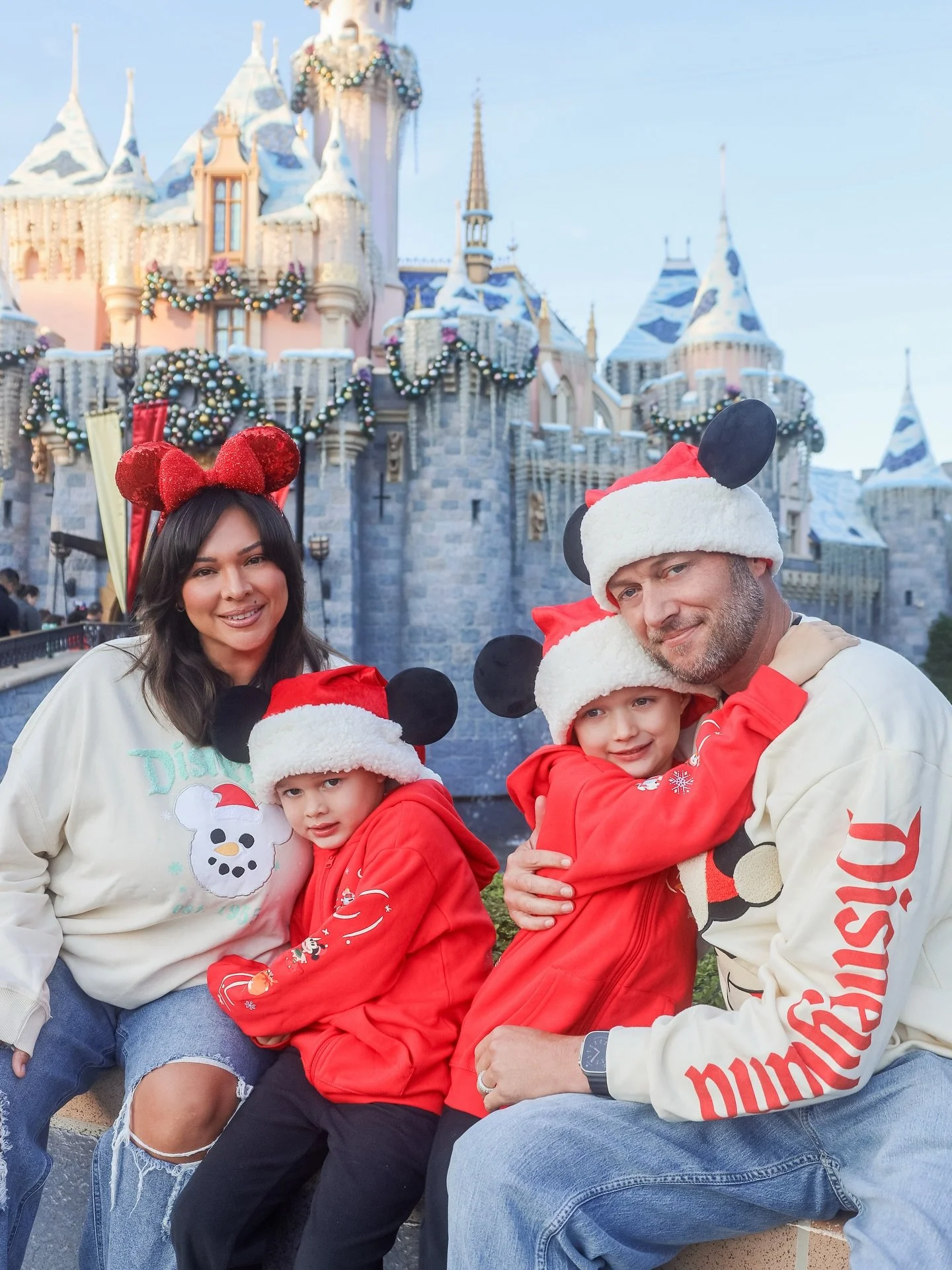 So excited for Christmas decorations to be at Disneyland again starting tomorrow 🎄🤗⛄️❤️ loved this precious family session from last holiday season 🎊🎁🎄

#disneyphotography #disneylandphotographer #christmasatdisneyland #christmasatdisney #anahei