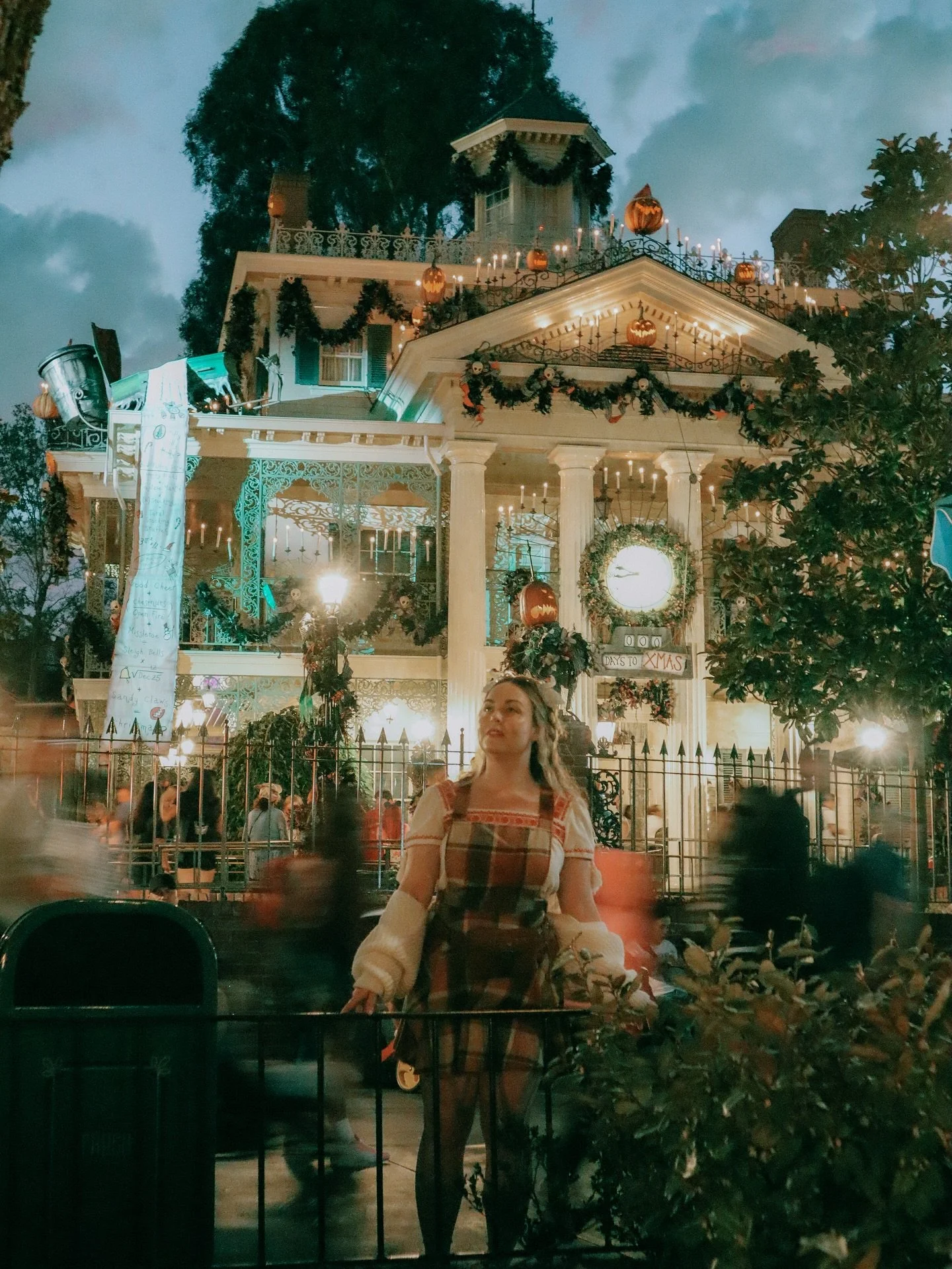 At Disneyland pretending to be a ship figurehead among ghostly figures passing by 👻🍁🎃🫶🏻 and other Disneyland meanderings we adore together @thepositivewarriors 

Happy Halloween darlings 👻🍁🎃🫶🏻🪽🧙🏻&zwj;♀️

#disneylandphotographer #anaheimp