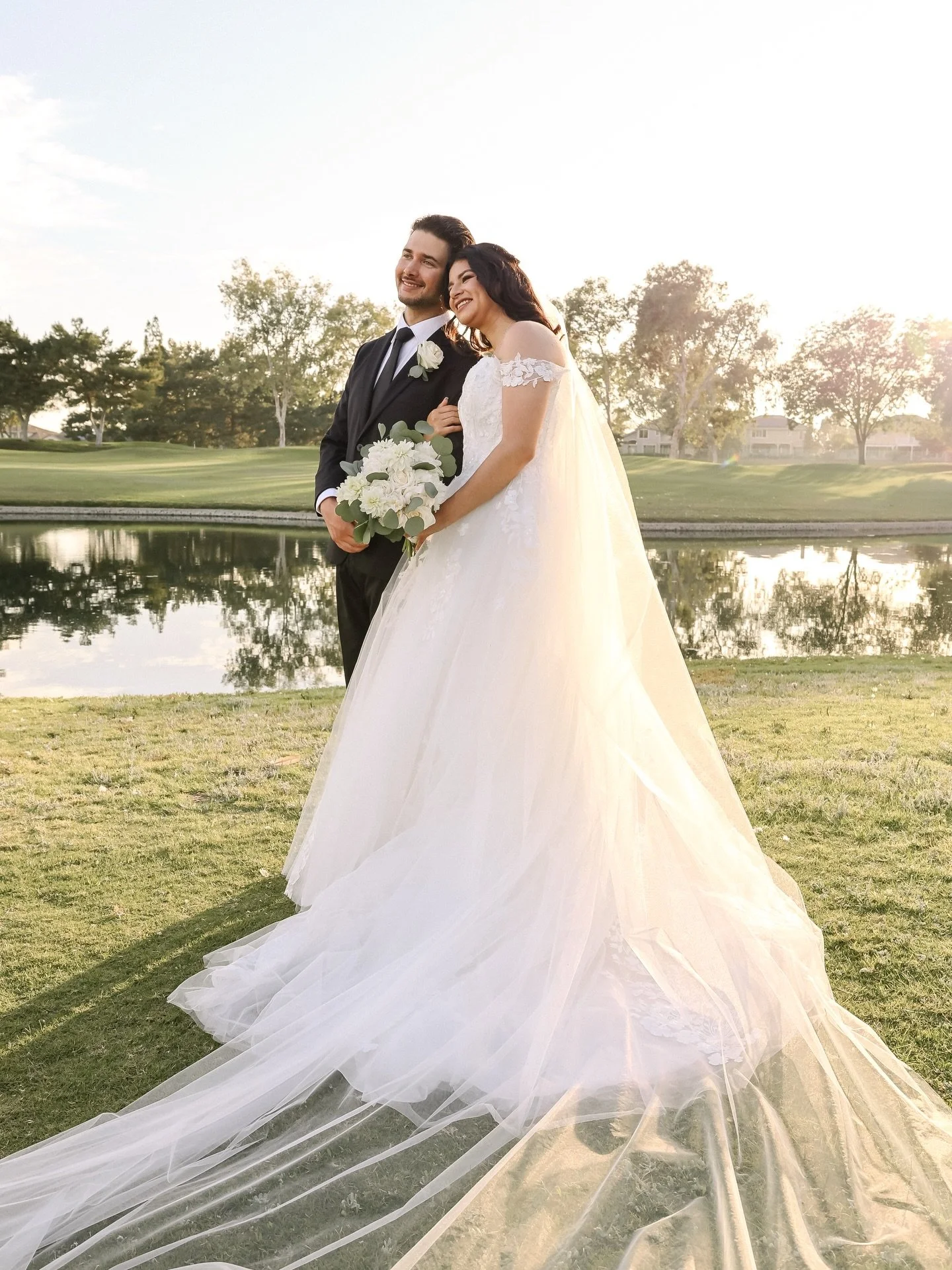 Jessica and Robert ✨🦢🫶🏻 a glorious, enchanting, magical day 📸

Reception Venue: @altavistacc
Day of Coordinator: @bellarueeventsandflorals
Fiorist: @bellarueeventsandflorals
Photographer: @julietpeelphotography
DJ: @djsolstice.ent
Cake: @beverlys
