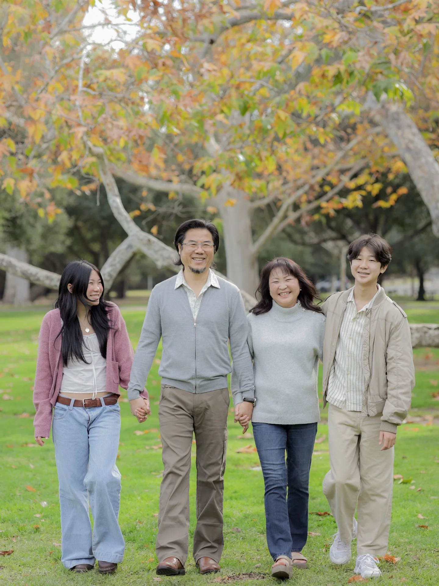 Precious extended family session in the morning ☀️ 📸😍 

📸 @julietpeelphotography 

#anaheimphotographer #anaheimphotography #ocfamilyphotographer #ocfamilyphotos #disneylandphotographer