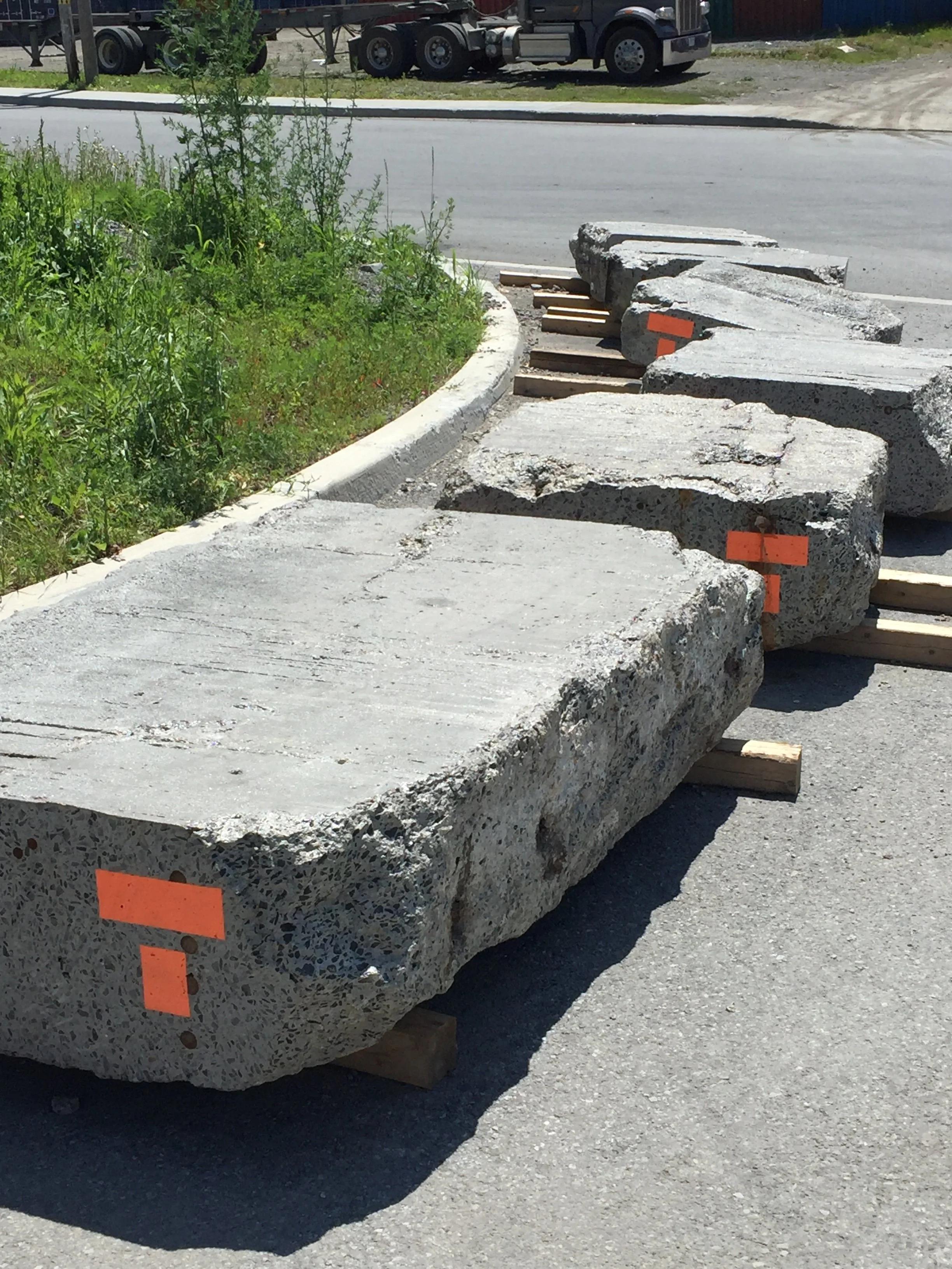 Piliers récupérés de l'échangeur Turcot / Rue Richardson 