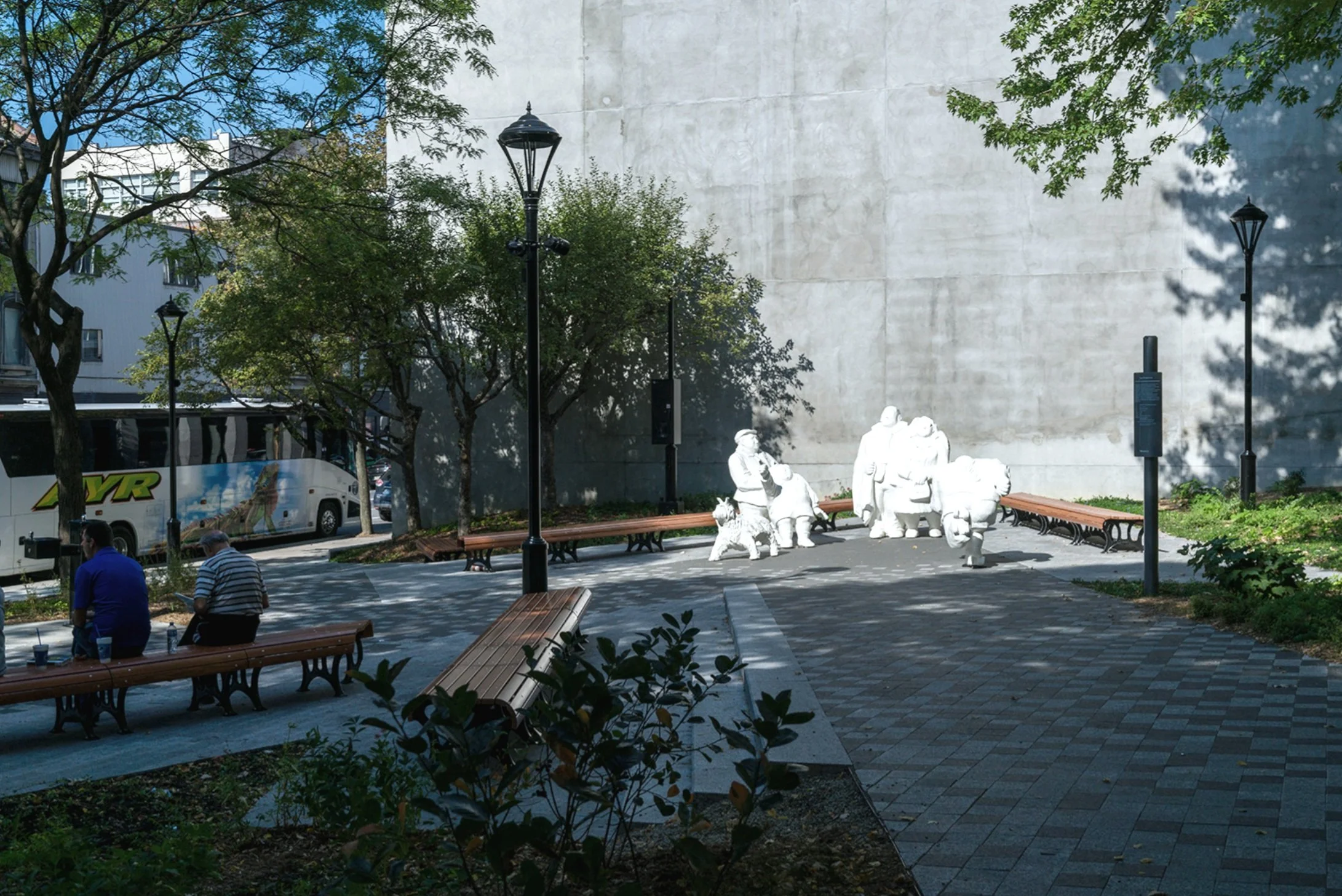 Parc de la Presse, Les touristes (c) Bureau d'art public, Ville de Montréal