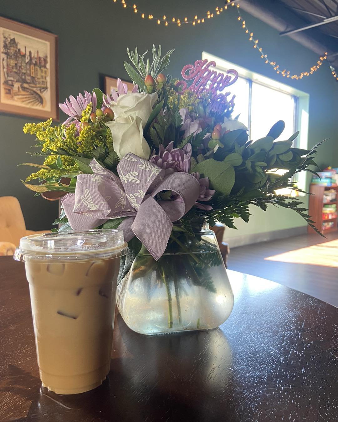 Fresh florals and delicious coffee served all day every day! ☕️💐 Open until 10pm tonight and 5pm tomorrow!
&bull;
&bull;
&bull;
#cafe #cocktail #mocktail #ohio #smallbusiness #coffeeshop #sanduskyohio #book #sandusky #bookstore #cheeseboard #coffee 