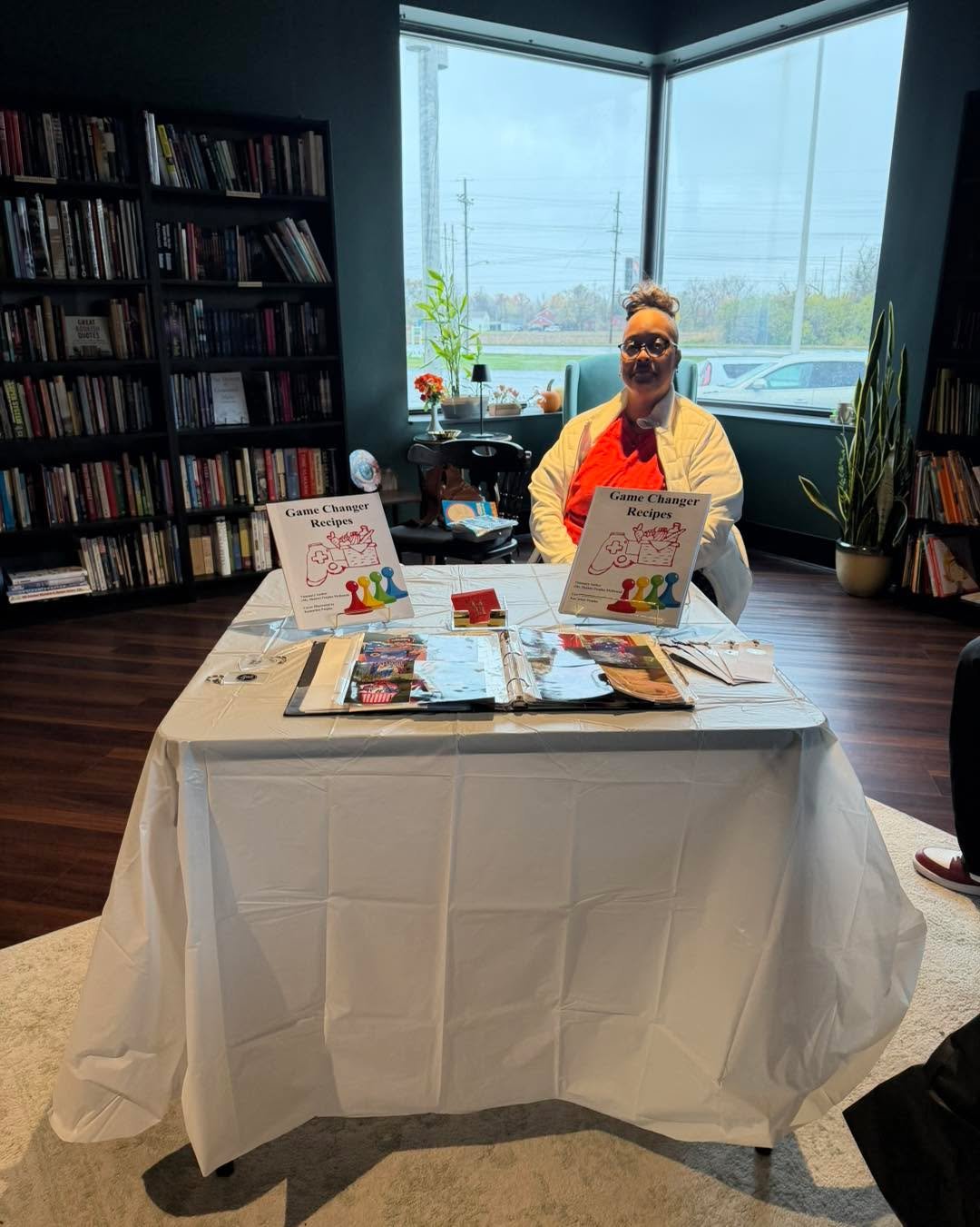 Stop by today until 4 to chat with Ms. Shawn about her book, Game Changer Recipes! Recommended for all instructors (teachers, youth pastors, coaches&hellip;)! 📖♟️
&bull;
&bull;
&bull;
#cafe #cocktail #mocktail #ohio #smallbusiness #coffeeshop #sandu