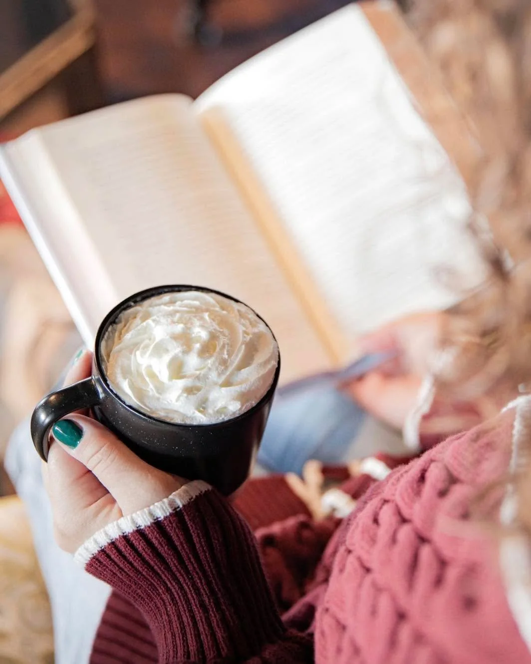 Jingle bells, jingle bells, jingle all the way (to Sandusky Book Bar for a latte and bagel) ☕️🥯

Open 8-5 every Saturday and Sunday!
&bull;
&bull;
&bull;
#cafe #cocktail #mocktail #ohio #smallbusiness #coffeeshop #sanduskyohio #book #sandusky #books