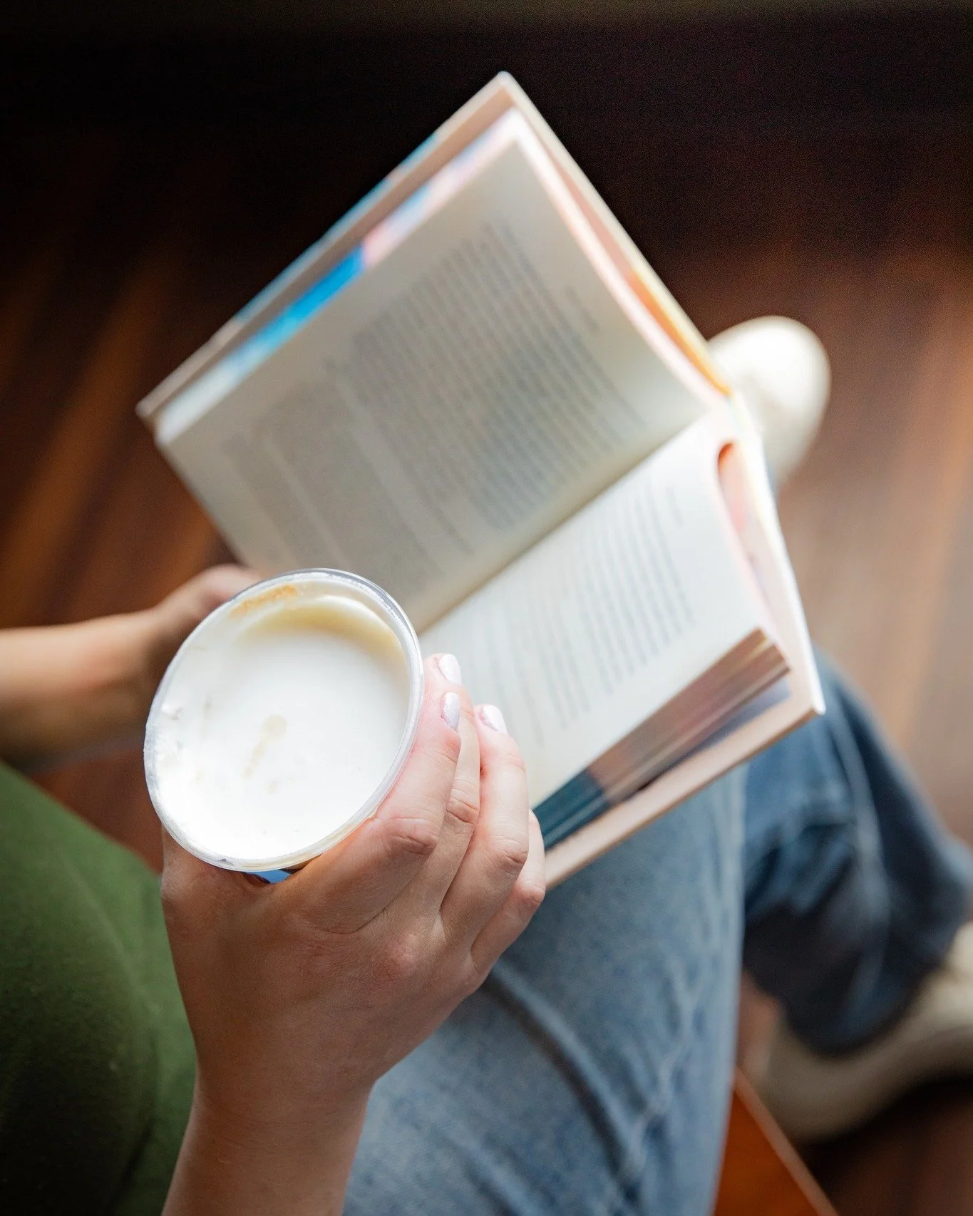 I don't know about you, but a coffee and a book is my favorite combination. Or maybe wine and a book? A Pear Martini and a book? I actually can't decide! 📖☕🍷

Luckily we have it all and we're open until 5pm today!
*
*
*
 #sanduskybookbar #smallbusi