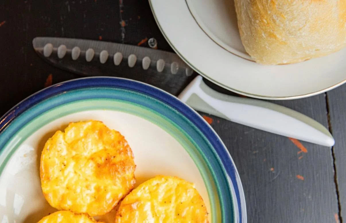 Our expanded food menu is full of local small business goodies!!! Check out our new Bake Erie egg bites and Pink Loaf mini sourdough loaves today until 5pm! 🍳🍞
&bull;
&bull;
&bull;
#cafe #cocktail #mocktail #ohio #smallbusiness #coffeeshop #sandusk