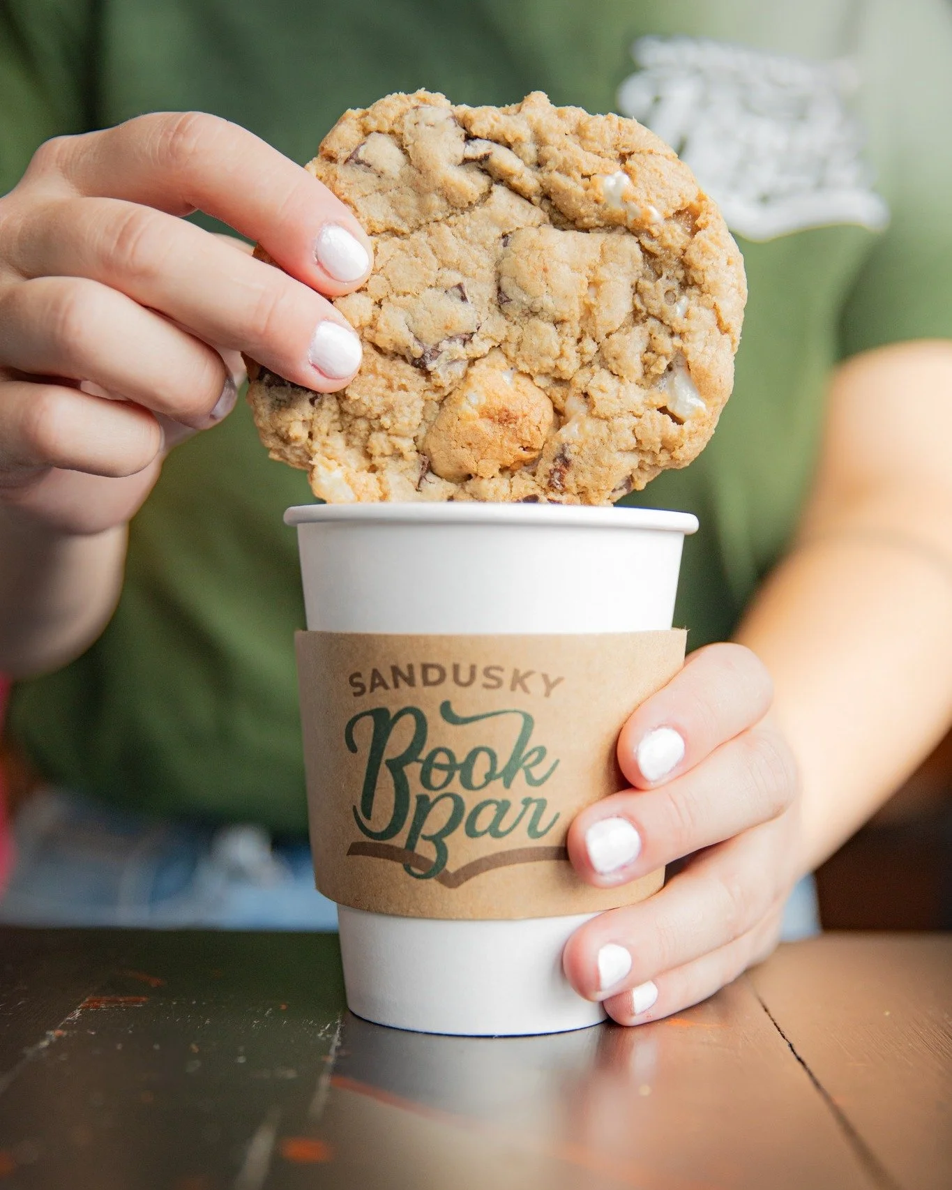 My favorite sweet treat combo is currently a hot Banana Bread latte with almond milk and a gluten-free S'Mores cookie - what's yours?? ☕🍪

Open Saturdays and Sundays from 8am-5pm!
*
*
*
 #sanduskybookbar #smallbusinessowner #bar #coffee #bookstore #