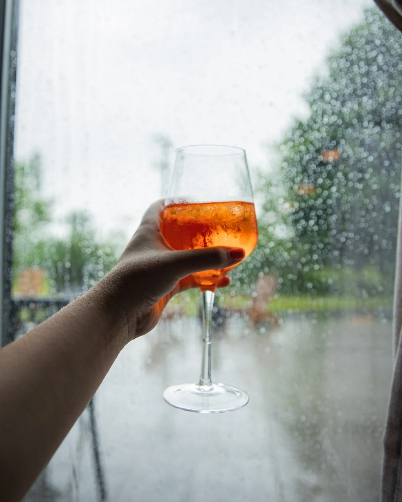 "Oh no, it's raining!" Okay, that may be true but some may argue that it's actually the PERFECT time to grab a book and a drink and feel a little bit like the main character in a cozy movie! ☕📖
*
*
*
 #sanduskybookbar #smallbusinessowner #