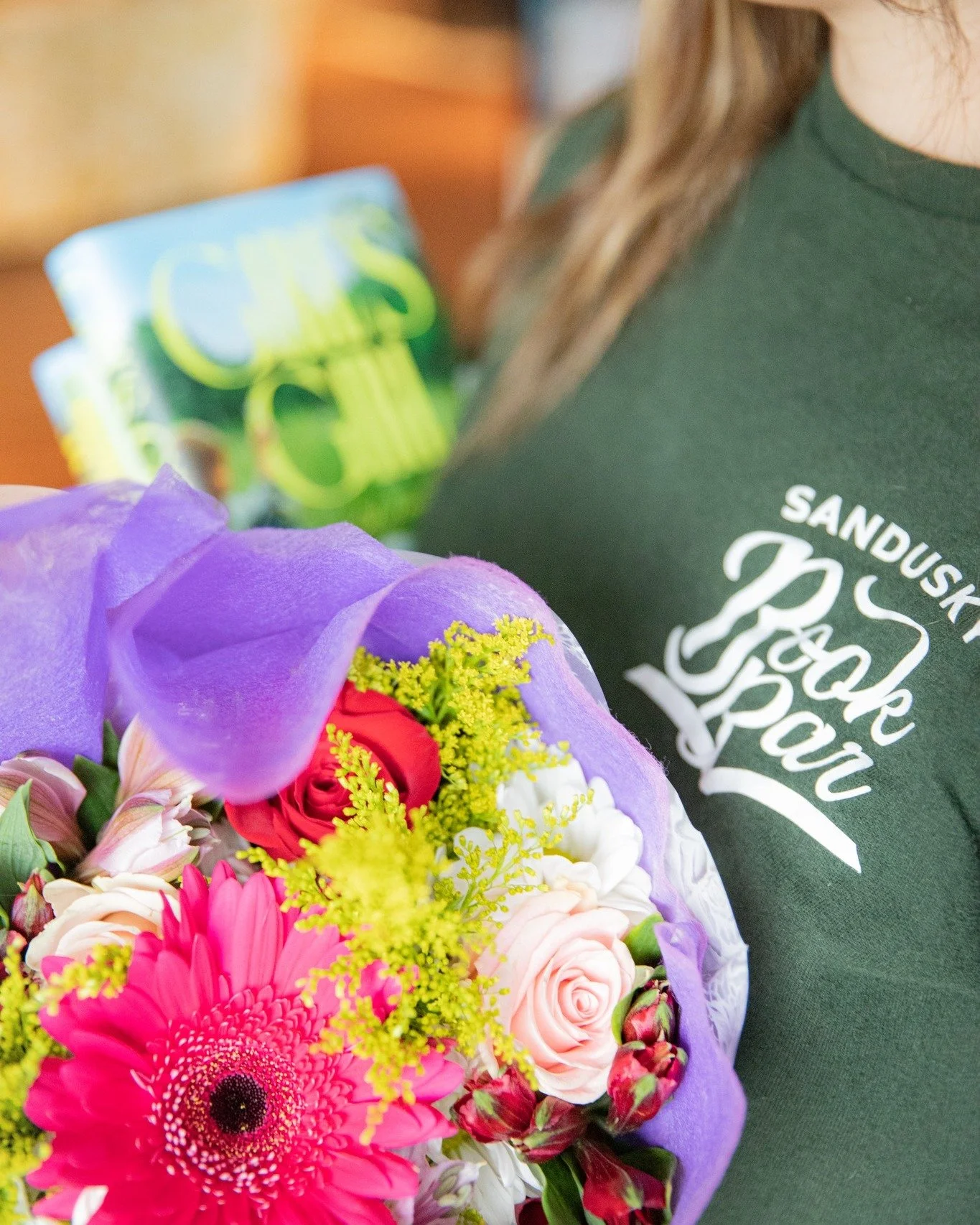 Fresh florals from Petal Pushers by Mandy and fresh new books DAILY at the Book Bar! Come grab yourself some goodies while you try one of our fall specials! ☕📖💐
*
*
*
 #sanduskybookbar #smallbusinessowner #bar #coffee #bookstore #sanduskyohio #coff