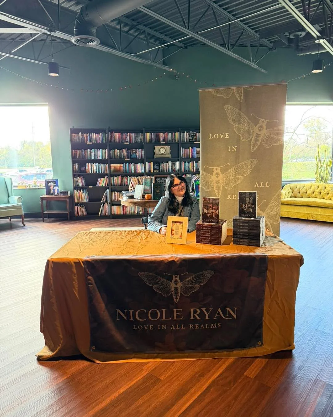 Nicole Ryan is here until 3pm to sell, sign, and chat about her latest duet, THE THISTLEWOOD DUET! Come show a local fantasy romance author some love! 😍📖
&bull;
&bull;
&bull;
#cafe #cocktail #mocktail #ohio #smallbusiness #coffeeshop #sanduskyohio 