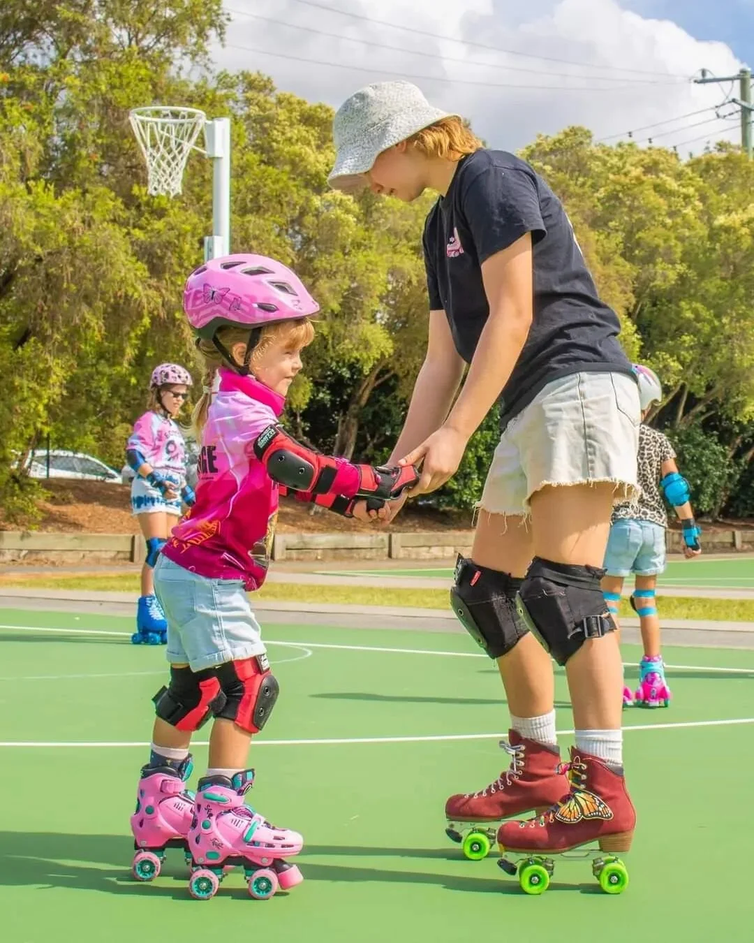 Shout out to our amazing beginner's coach @catbutonwheels πΌπ You can trust her with learning those first wobbly steps on roller skates until you're cruising around ππΌ Come join her this Sunday βοΈ