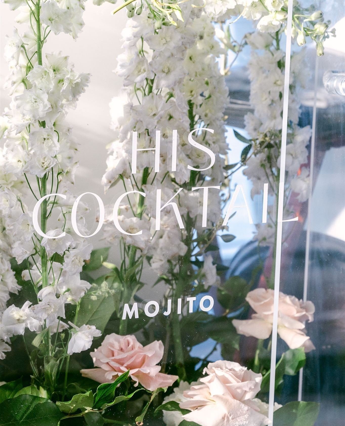 We love installations, like this floating text in front of the flowers. White vinyl decals on clear boxes ftw!⁠
⁠
In collaboration with: planning &amp; design @bonniedreamgroup @dreamgroupplanners, photography @blushwed_vanessalust @blushwedphotos, f