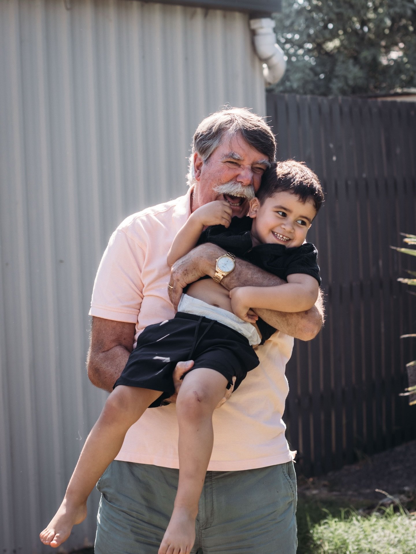 The ideal backyard session...a little barefoot run on the grass, plenty of snacks, babies, family and cuddles.