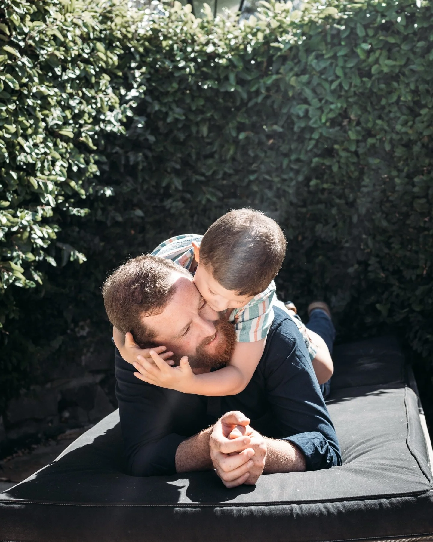 How good is a cuddle during a shoot? Love me an all consuming love that leaks into every moment of the day 😆 

Such a fun and lovely time in the sun with this extended fam, celebrating a big anniversary with a whole weekend hanging out together. Hon