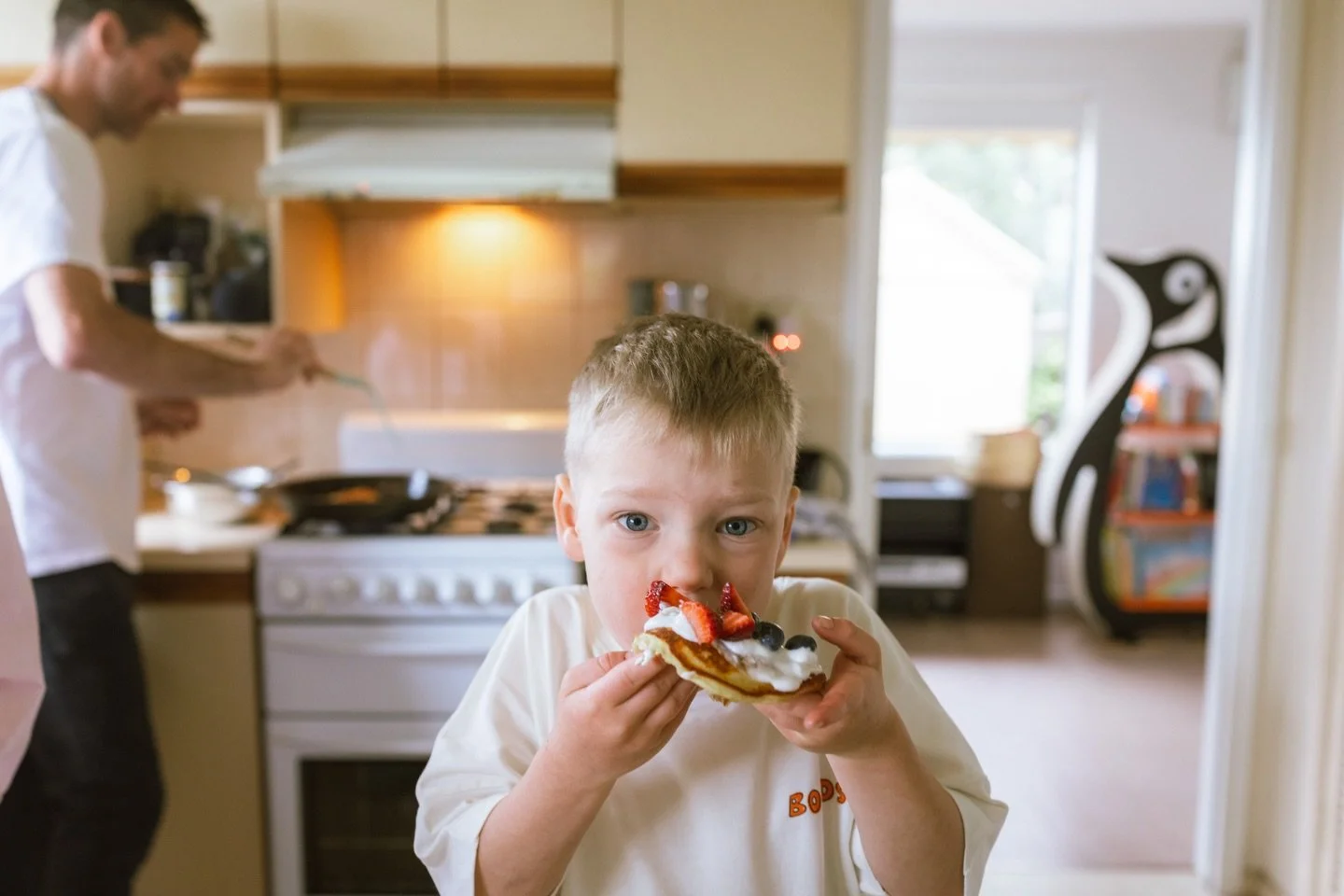 Is there a better way to eat a pancake than with your bare hands? I doubt it. Why waste time getting that delish freshly made-by-dad goodness in your belly? 🥞 🍓
