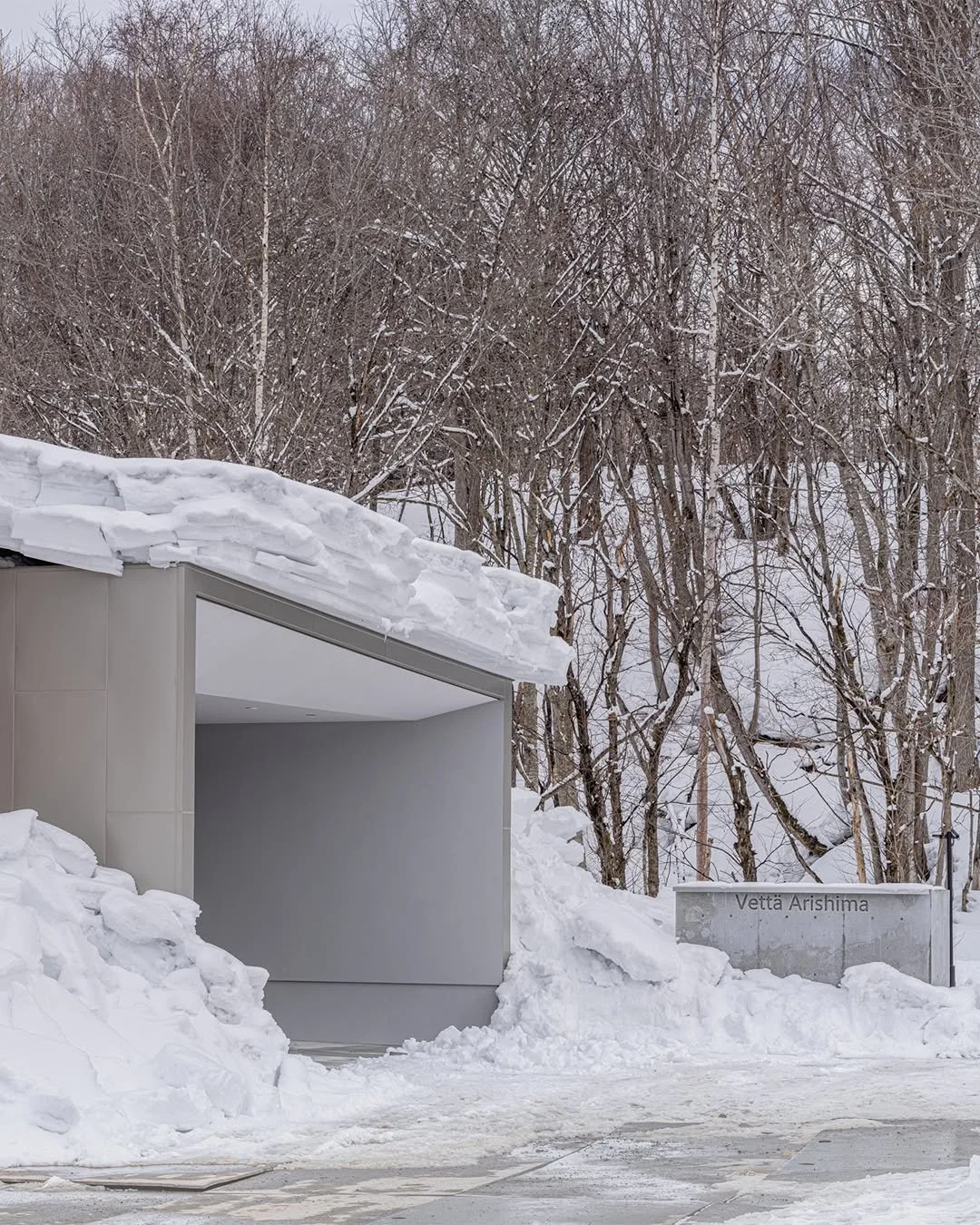 Veiled in snow, it dissolves into the scenery.雪を纏い、風景に溶け込む。

#SAADarchitects 
#edgetostillness
#interiordesign 
#spatialdesign 
#woodarchitecture
#naturalinteriorstyles 
#archilover 
#japanarchitecture 
#modernarchitecture 
#建築デザイン 
#別荘建築

photo @iku