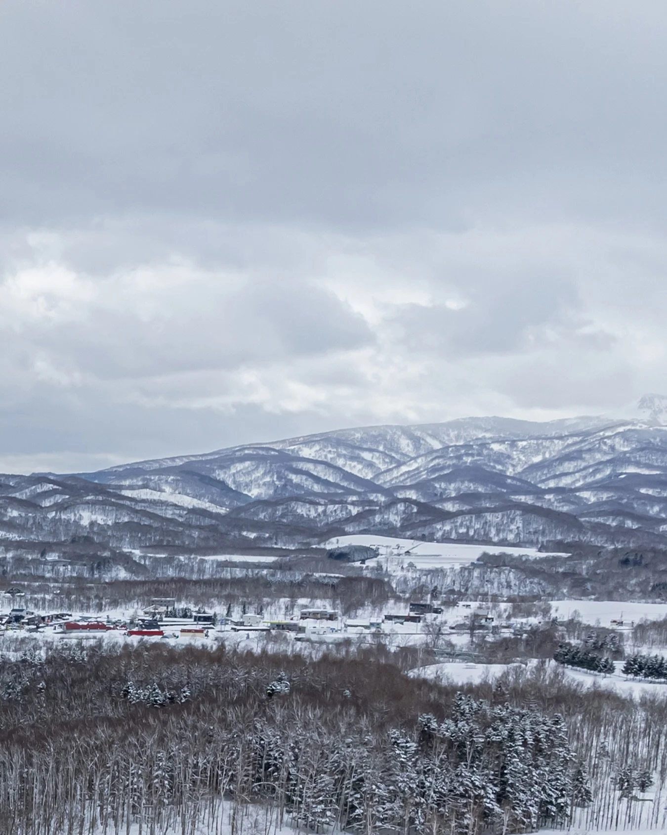 いま私たちが見つめている広大な大地も、
長い時間のうねりの中で、静かに、しかし確かに動き続けている

Even the vast land we are gazing upon now is moving continuously within the long swell of time&mdash;quietly, yet unmistakably.