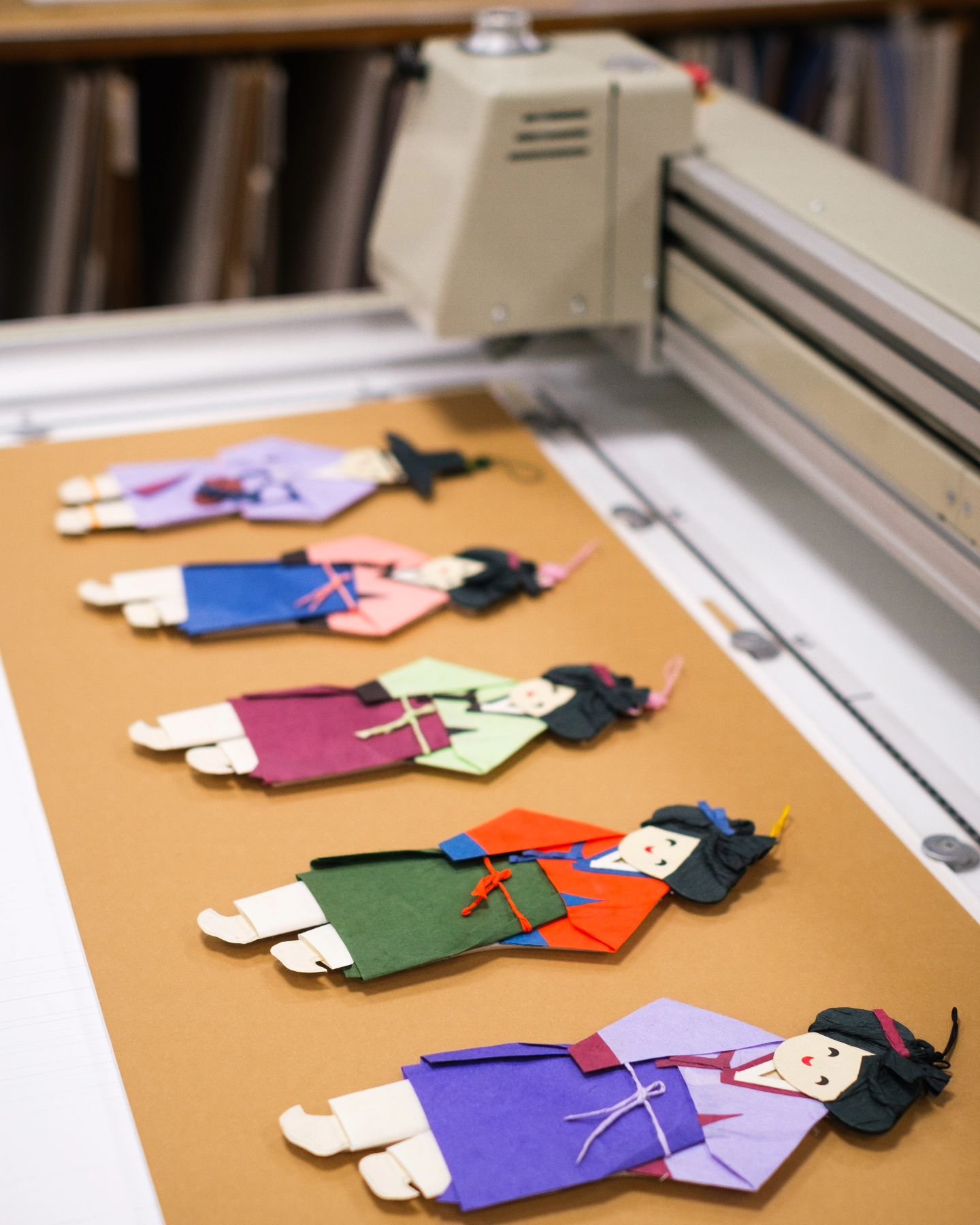Such gorgeous origami geishas! A joy to frame 😍
#origami #art #pictureframe