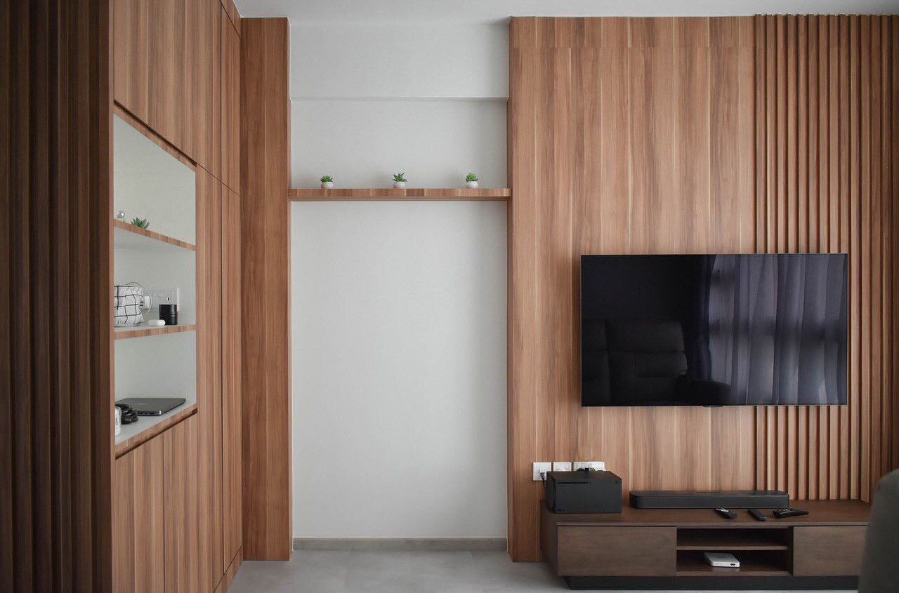 Bringing out the beauty of wood grains with this feature wall and full height storage cabinets🪵 

#massingdesign #interior #interiordesign #featurewall #livingroom #woodgrain #nature #interiordesigner #minimal #minimalist