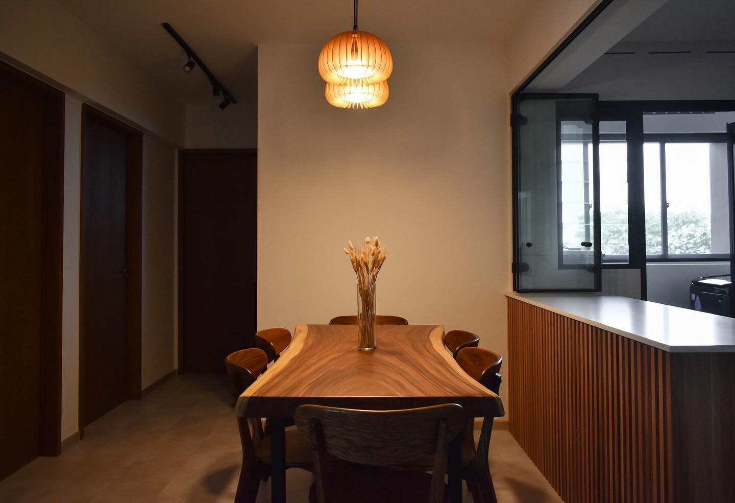 Cozy dining area and a flexible open concept kitchen🥃

A warm pendant light to complement the wood textures and cement vinyl flooring

#interiordesign #interior #interiordesigner #renovation #massingdesign #renovations #kitchen #kitchendesign #kitch
