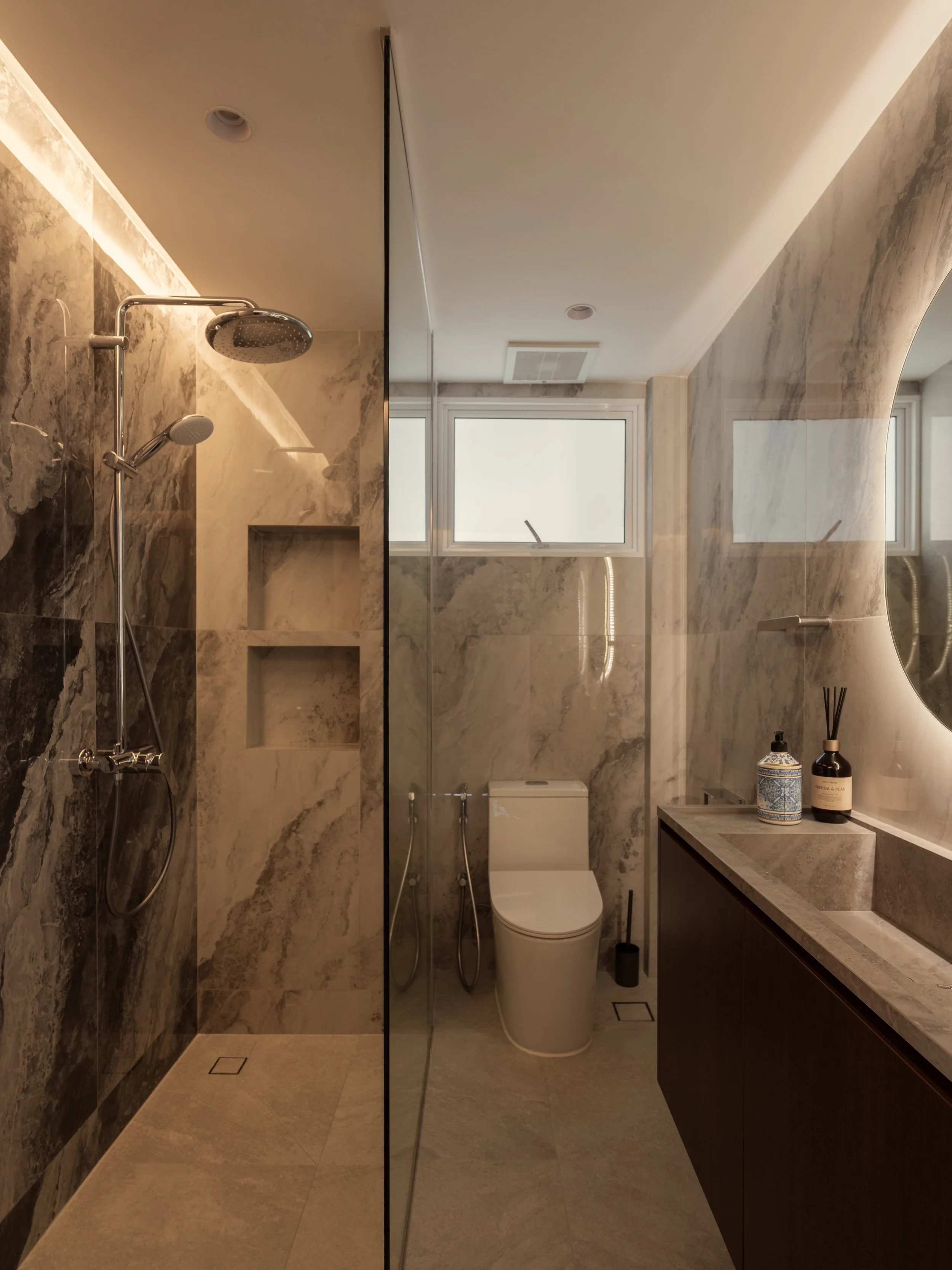 Refined simplicity, carried through every space.
From the kitchen to the bathrooms, a consistent design language of marble-inspired textures, warm timber tones and understated finishes brings a sense of cohesion to the home.
In the kitchen, clean-lin