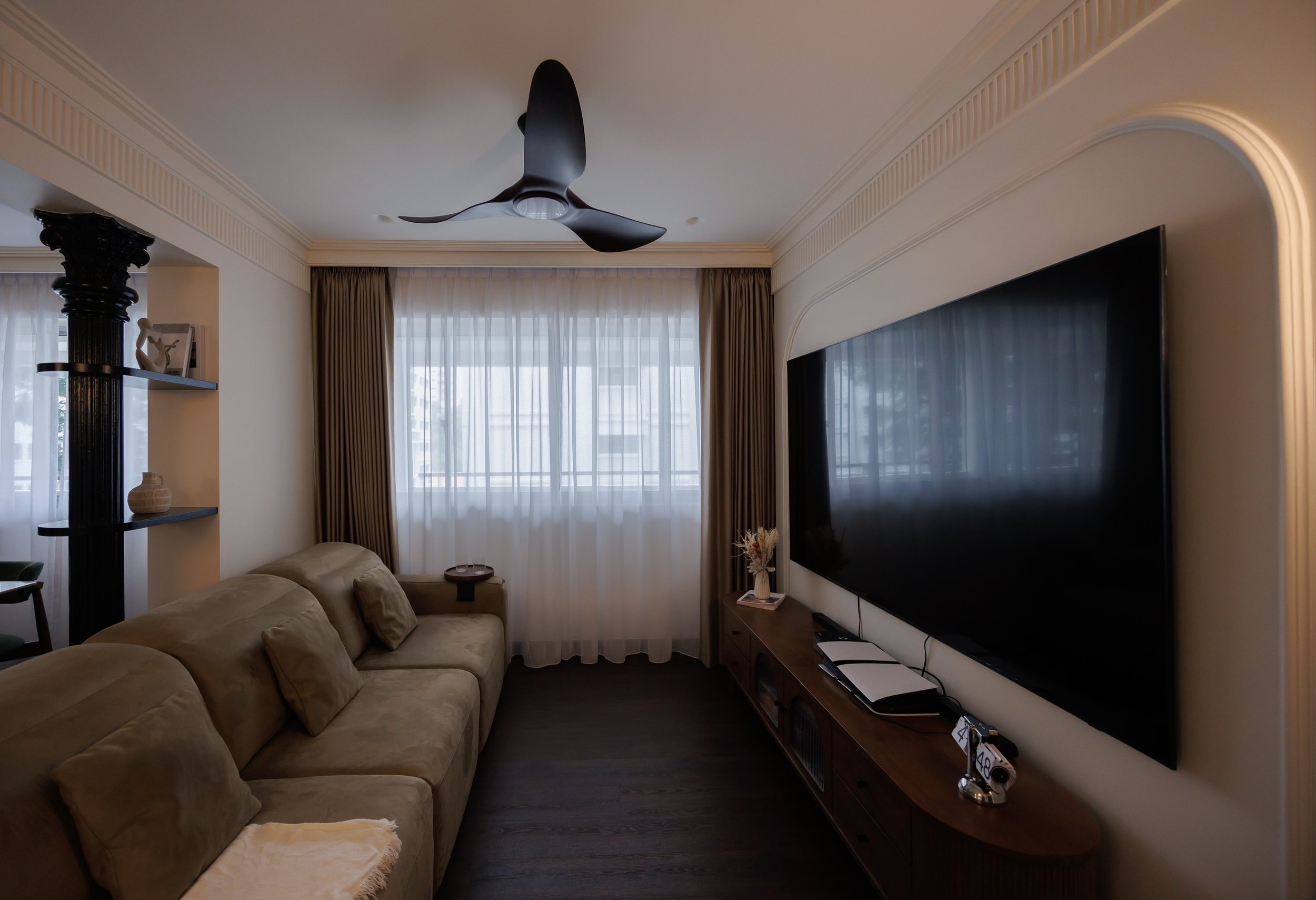 Classic details, contemporary living.
A home where traditional architectural elements meet a softer, more modern approach to design.
Intricate cornices, wall mouldings and a striking black classical column bring a sense of heritage and character, whi