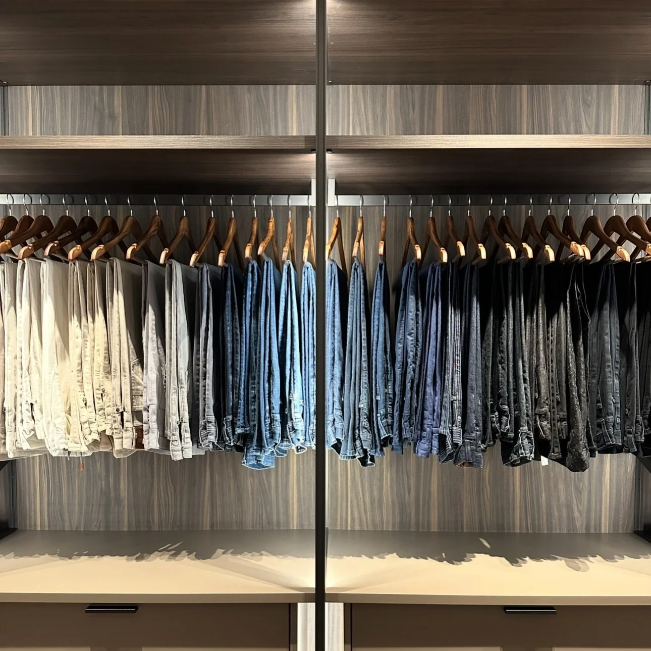 Refresh your closet, refresh your wardrobe + refresh your confidence.

ORGANIZED CLOSET = WARDROBE FOUNDATION