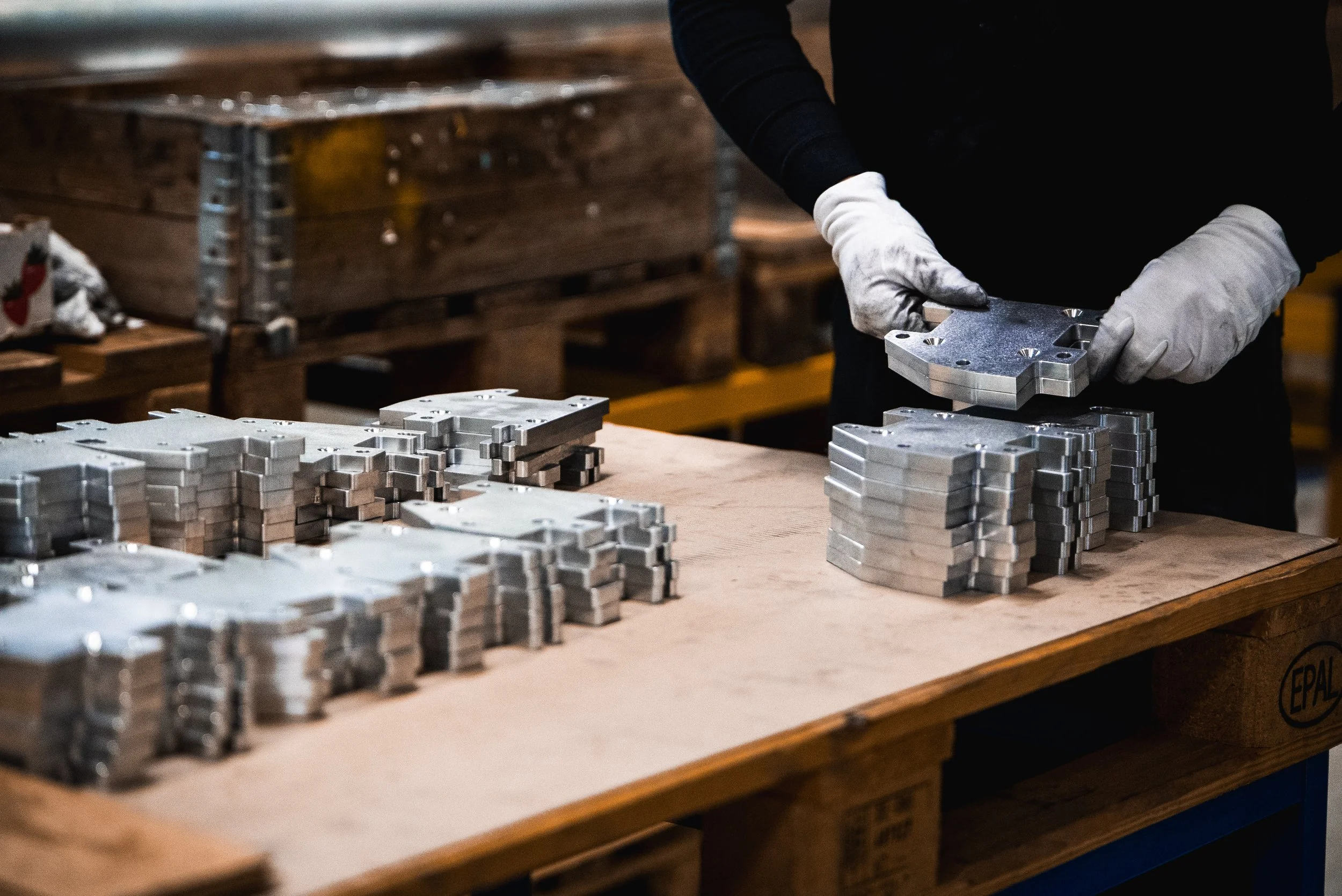 Få optimeret jeres produktion med præcisionsbearbejdede emner i høj kvalitet – vi håndterer komplekse opgaver effektivt gennem avanceret teknologi, fleksibel produktion og hurtig levering, understøttet af vores ISO 9001 og AQAP 2110 certificeringer.