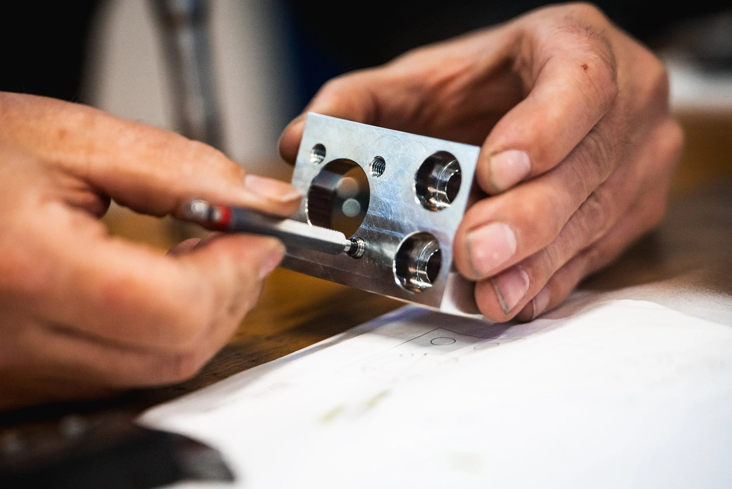 Få optimeret jeres produktion med præcisionsbearbejdede emner i høj kvalitet – vi håndterer komplekse opgaver effektivt gennem avanceret teknologi, fleksibel produktion og hurtig levering, understøttet af vores ISO 9001 og AQAP 2110 certificeringer.