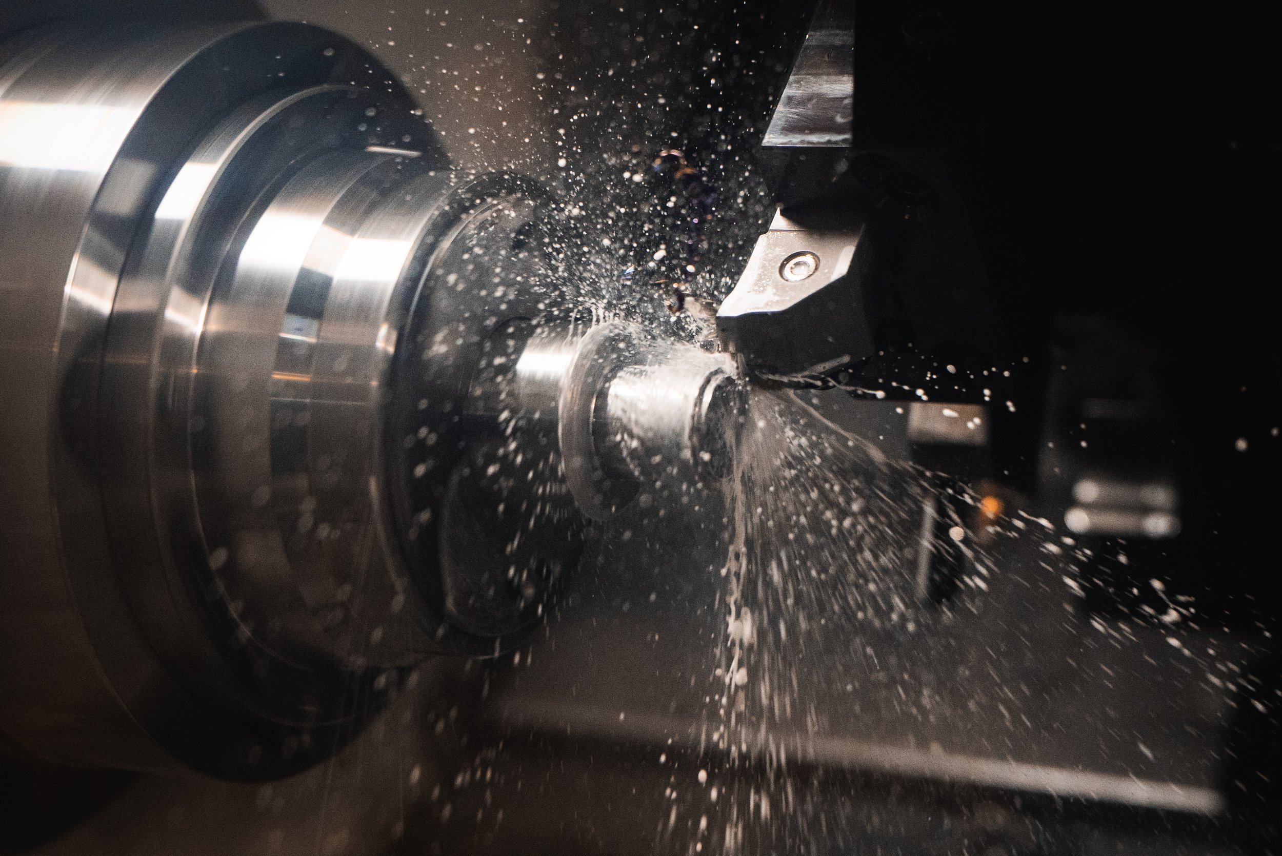 Få optimeret jeres produktion med præcisionsbearbejdede emner i høj kvalitet – vi håndterer komplekse opgaver effektivt gennem avanceret teknologi, fleksibel produktion og hurtig levering, understøttet af vores ISO 9001 og AQAP 2110 certificeringer.