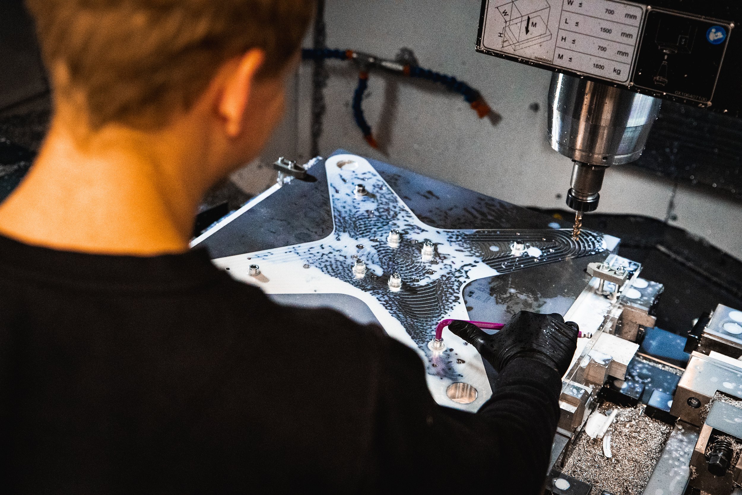 Få optimeret jeres produktion med præcisionsbearbejdede emner i høj kvalitet – vi håndterer komplekse opgaver effektivt gennem avanceret teknologi, fleksibel produktion og hurtig levering, understøttet af vores ISO 9001 og AQAP 2110 certificeringer.