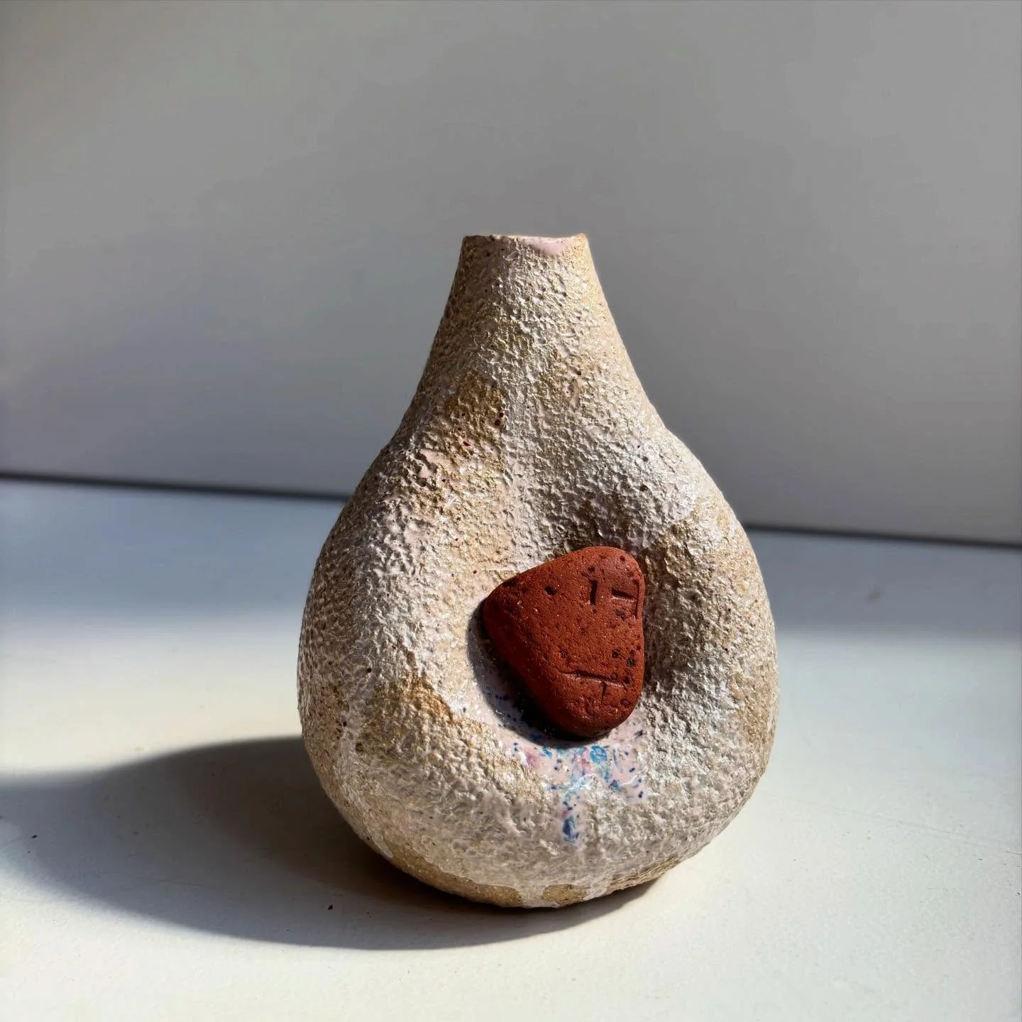 A little present I made for a very generous friend @unnaturaljeweller - we both use bricks from the same beach in our practice, even collecting for each other, so I wanted to make something that celebrated that. Wink Tile Face Vessel is the result!

