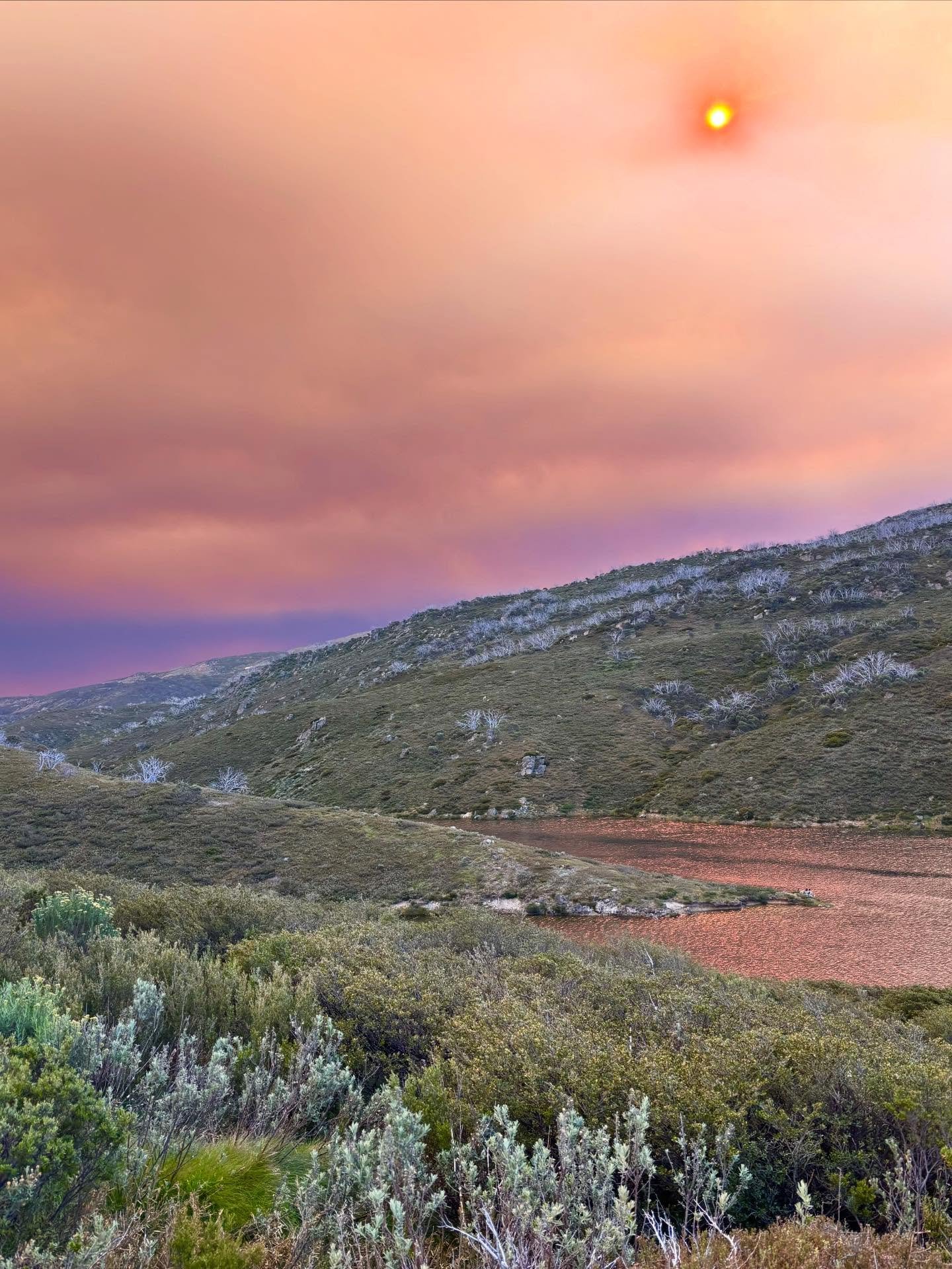 Guthega last night as the smoke from nearby bushfires rolled over the mountains.
In the morning it was luckily all clear and I am now heading home 
#australianalpine #guthega #summerbushfires