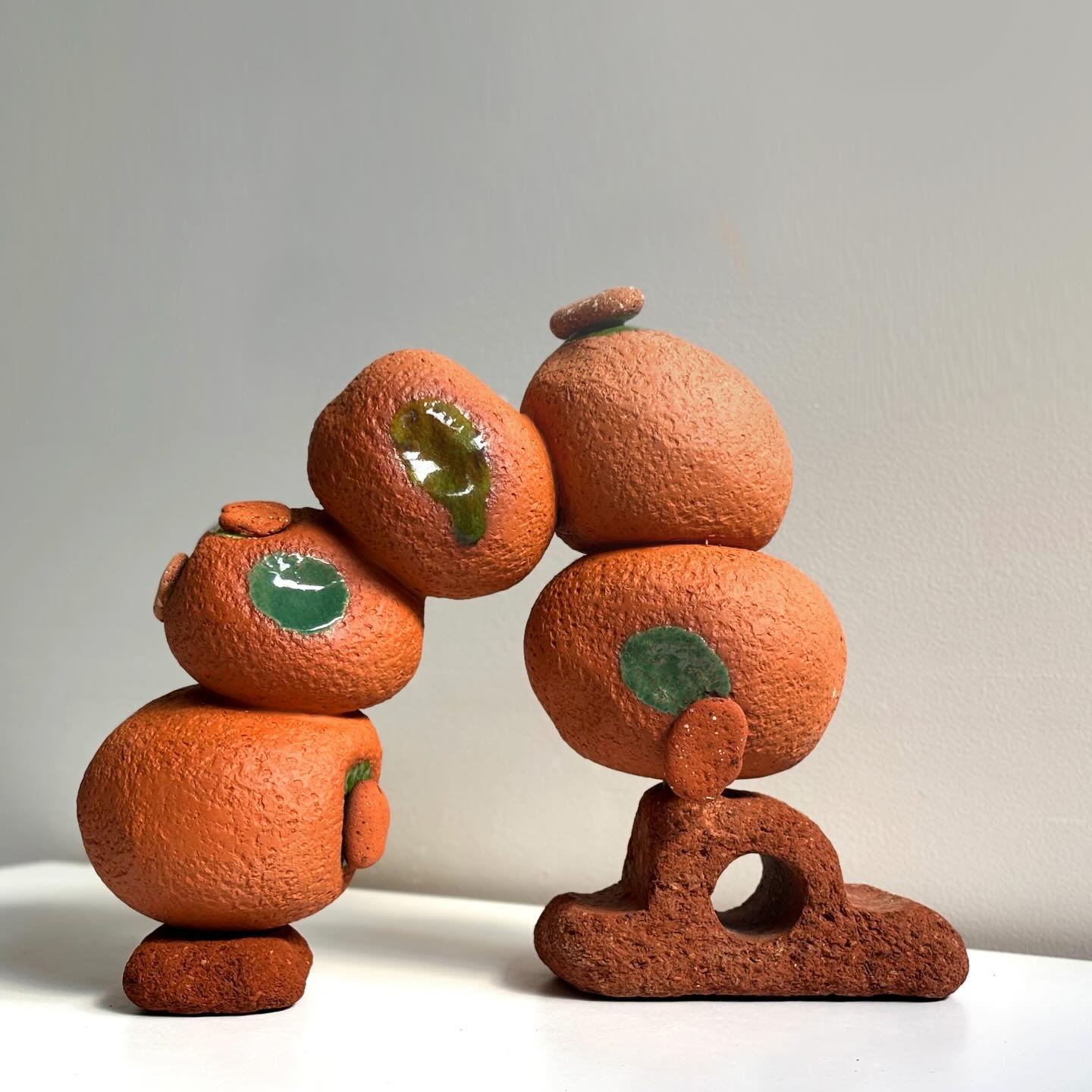 Suburbia Archway. Terracotta, glaze, found sea tumbled bricks. 2025.

#australianceramics #ceramicsaustralia #contemporaryceramics #australianart #chrystielongworth