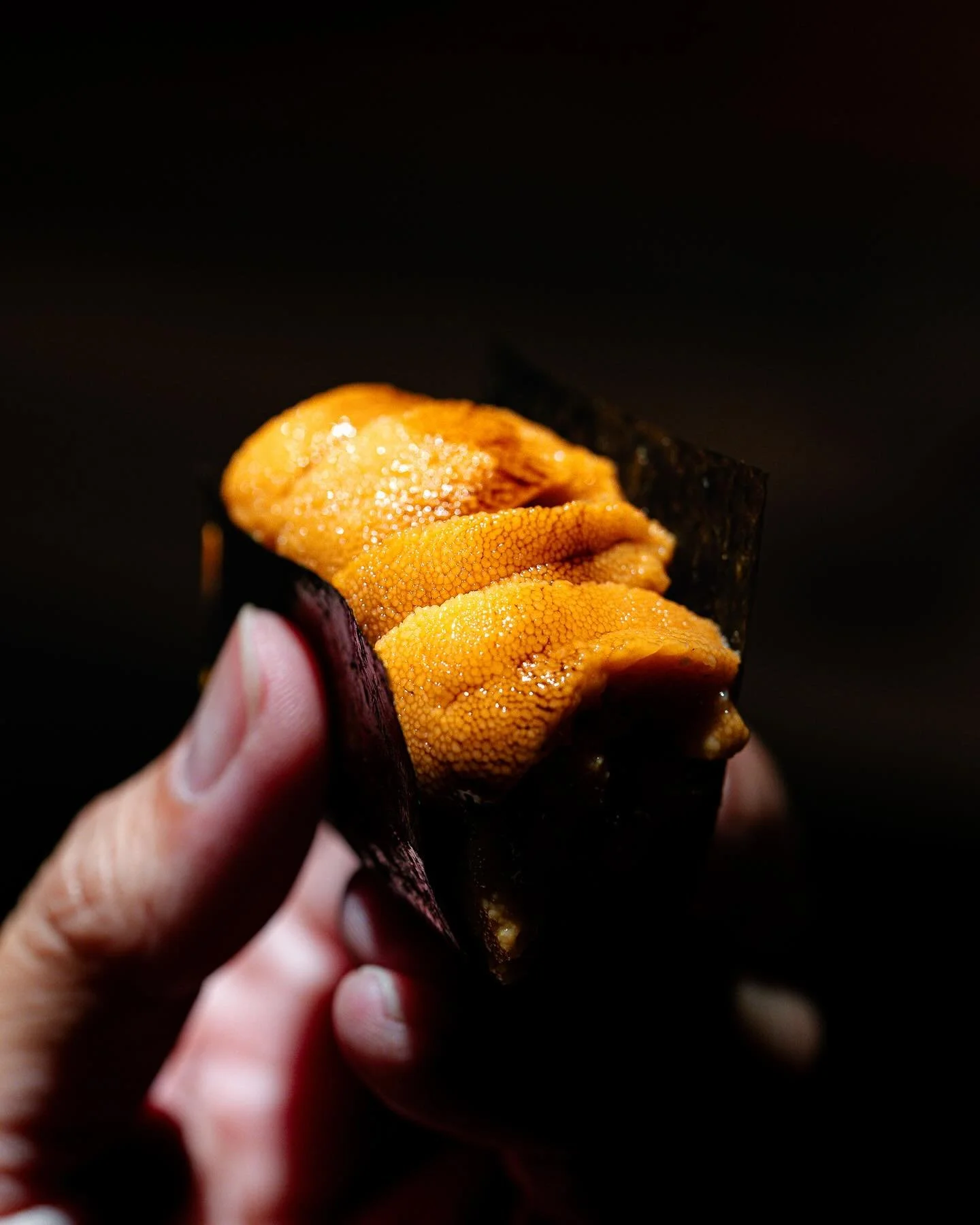One of the highest grade Hokkaido Uni. So good! Amazing quality. Thank you to @ussakasyu_official for brining us this amazing top uni from Japan!

#SushiLovers #OmakaseExperience #finedining 
 #JapaneseCuisine #SushiTime #sushichef #GourmetSushi #Men