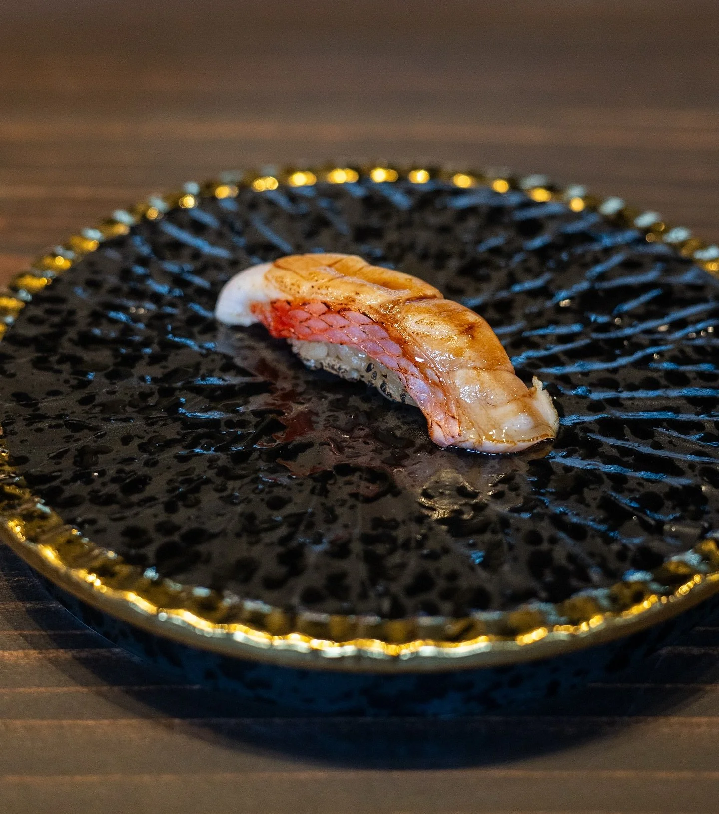 This beauty right here is kinmedai, also known as golden eye snapper. Seared to perfection, and part of our omakase meal, make sure you come by to try this!

📍Iki Omakase, Palo Alto

#omakase #omakasesushi #omakaseexperience #omakasedinner #omakasec
