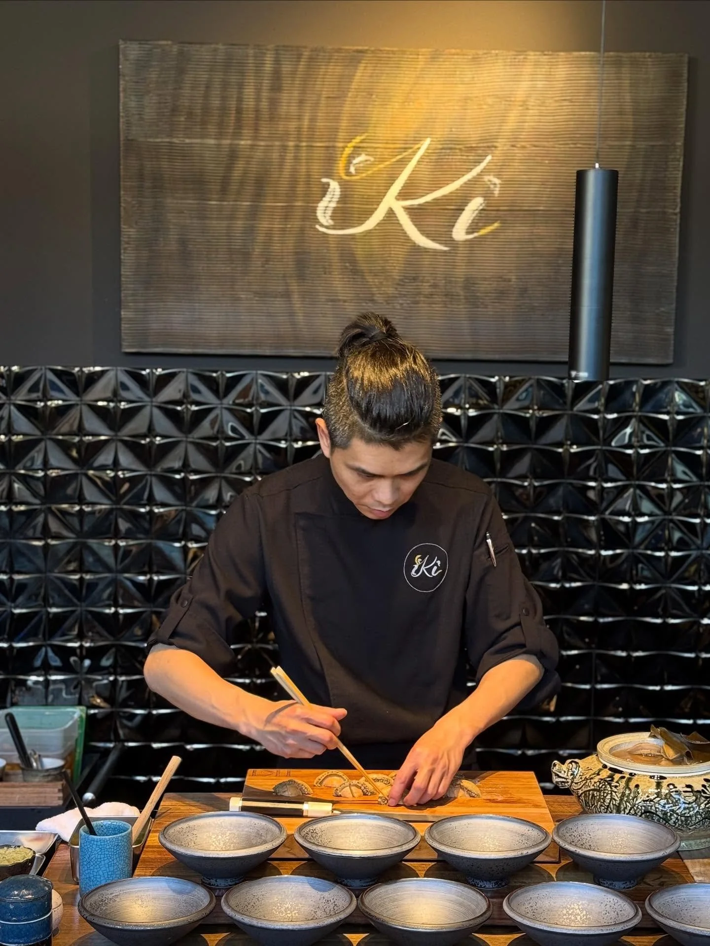 🍂 Serving both lunch and dinner Omakase now at Iki Omakase in Palo Alto: Chef Li, preparing for tonight&rsquo;s dinner. Some courses already capture the spirit of Autumn &mdash; a warm welcome to the season ahead. ✨🍁 #Omakase #PaloAltoDining #Autum