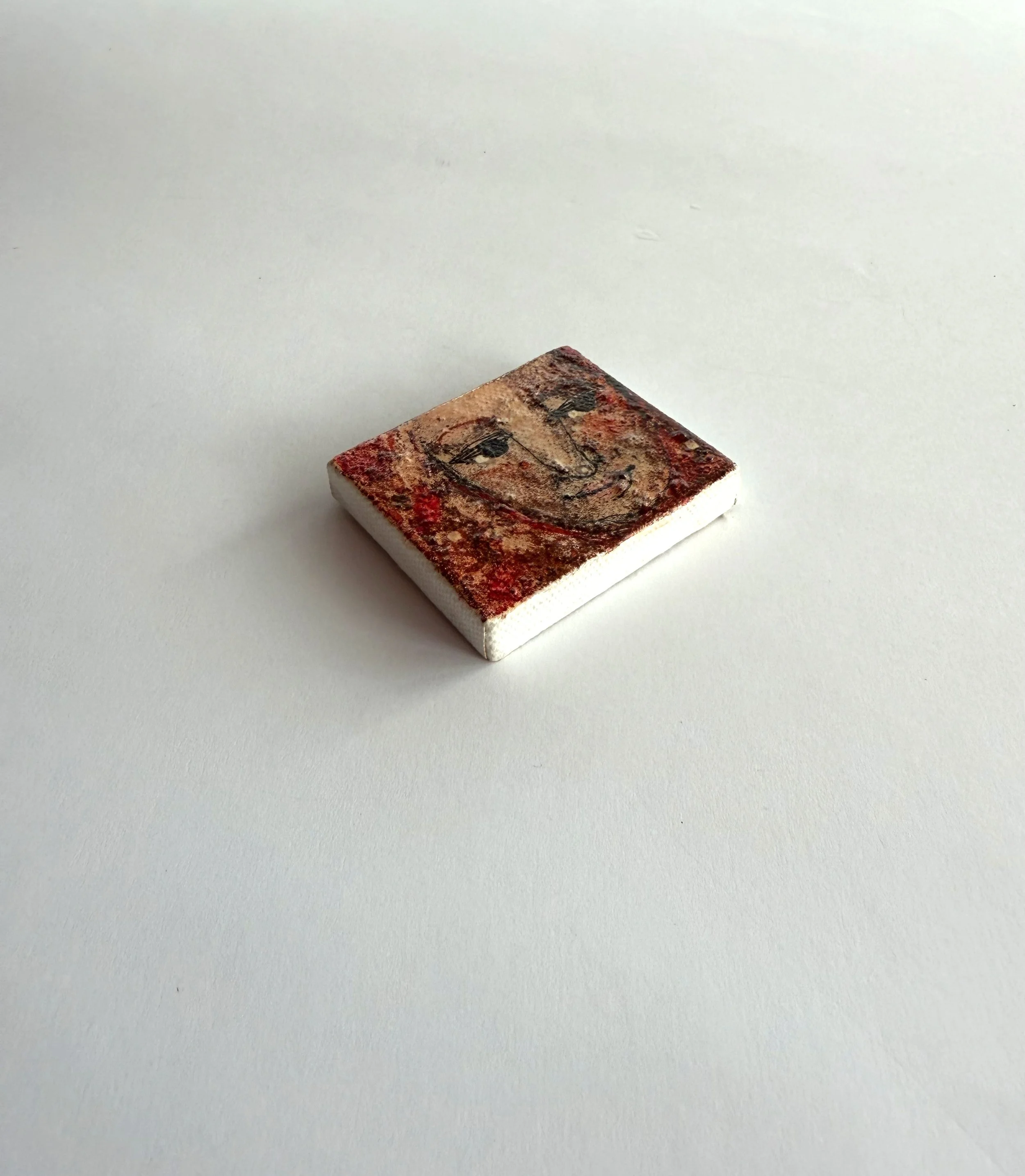 Portrait in Red de lado.jpeg