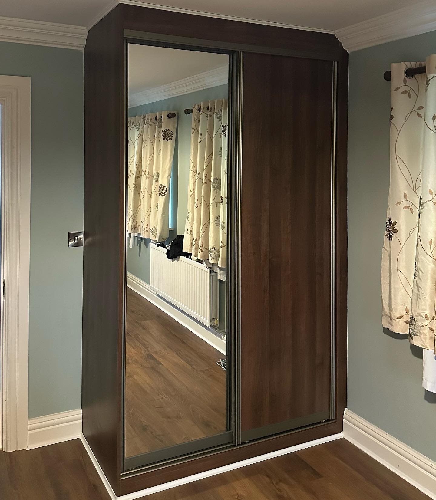 Some nice slide-robes fitted just before Christmas. Colour of choice was &ldquo;elegant walnut&rdquo; which matched really well with the rest of the room.

My books are open for 2023 so if you have any ideas, message me for a FREE quote ✅

Materials: