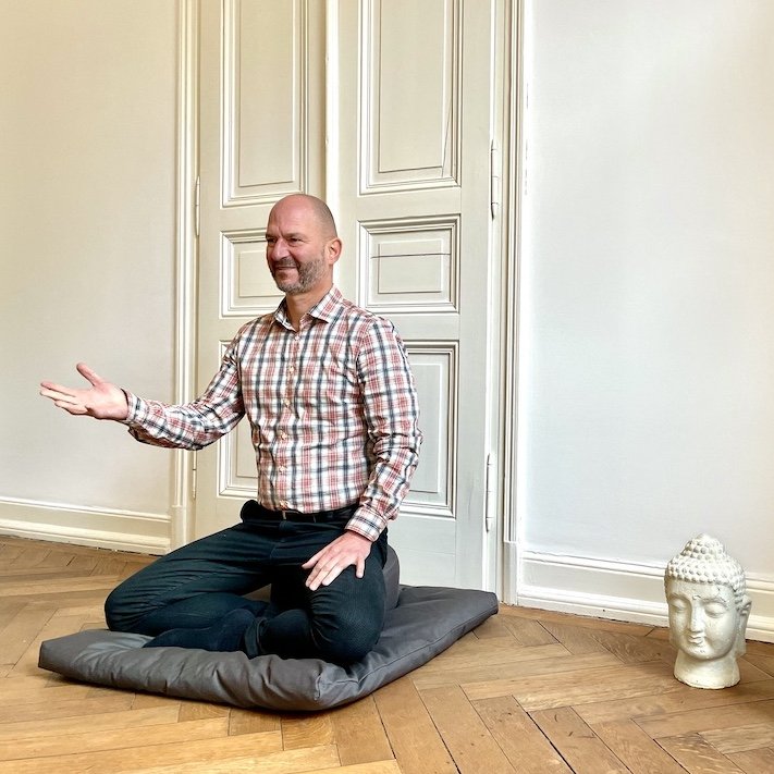 Thomas auf dem Meditationskissen.jpeg
