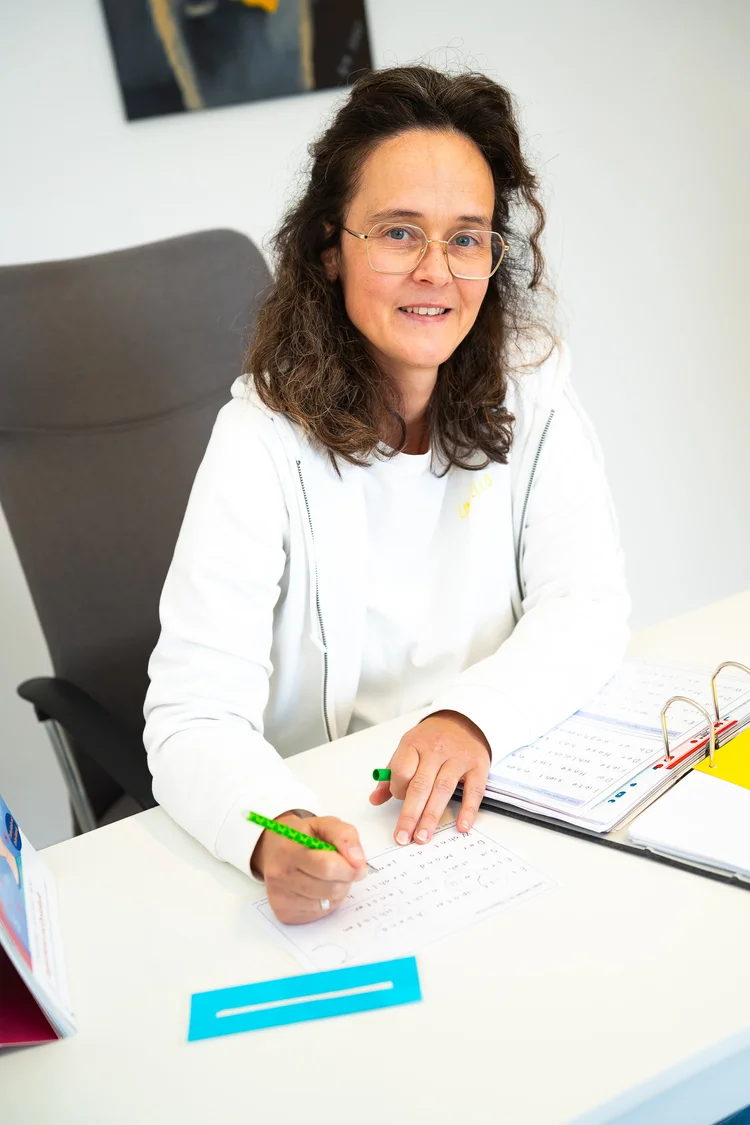 Magdalena Pudewill bei der Lerntherapie am Schreibtisch