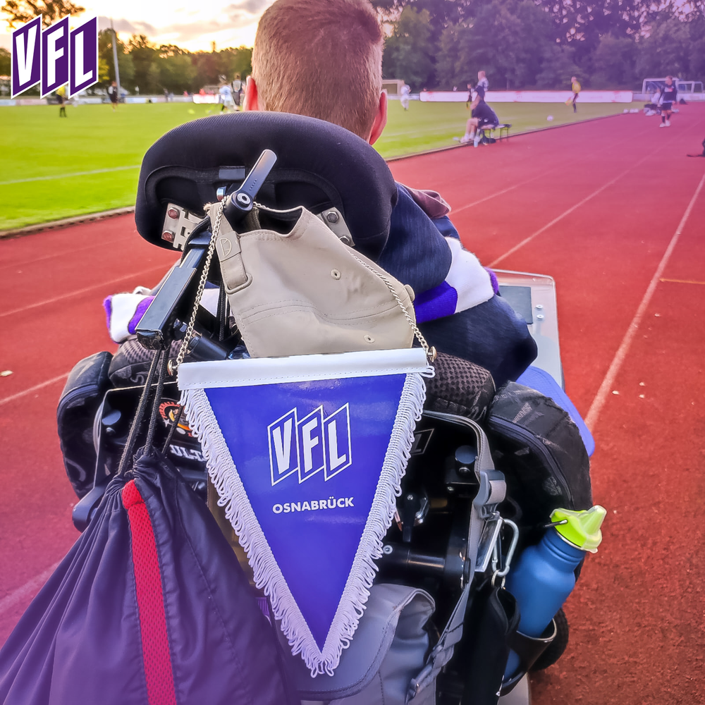 Jonas mit VFL-Wimpel am Spielfeldrand