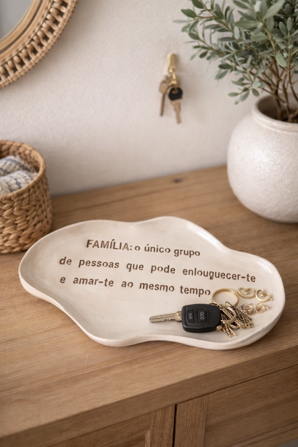 Itens pessoais numa mesa de entrada.png