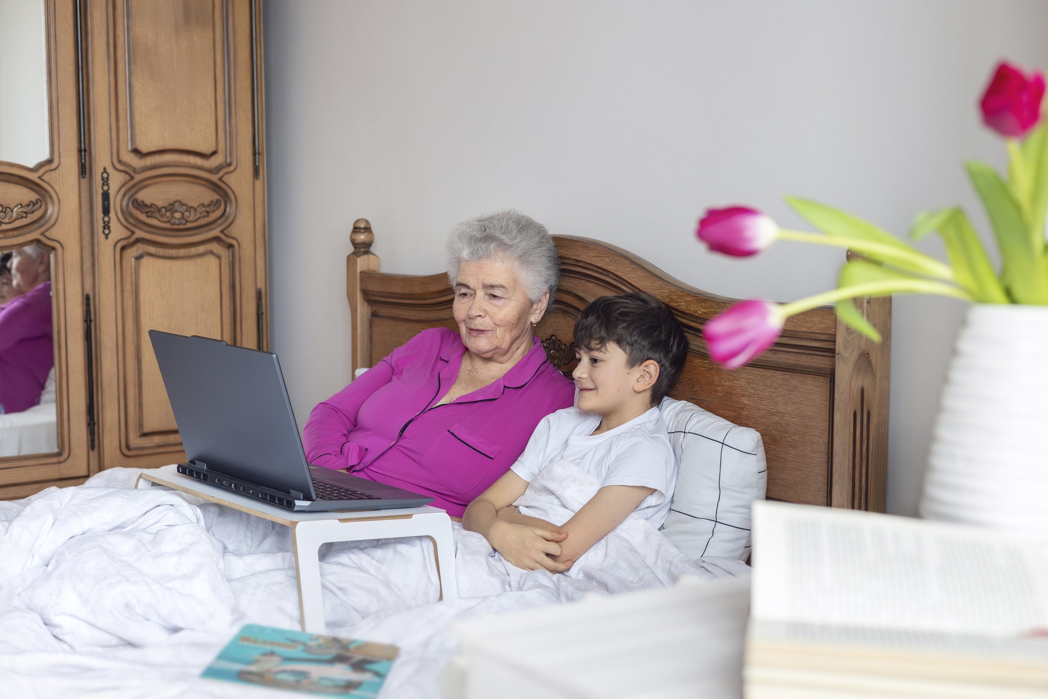 Top Activities for Bed-Bound Residents in Nursing Homes