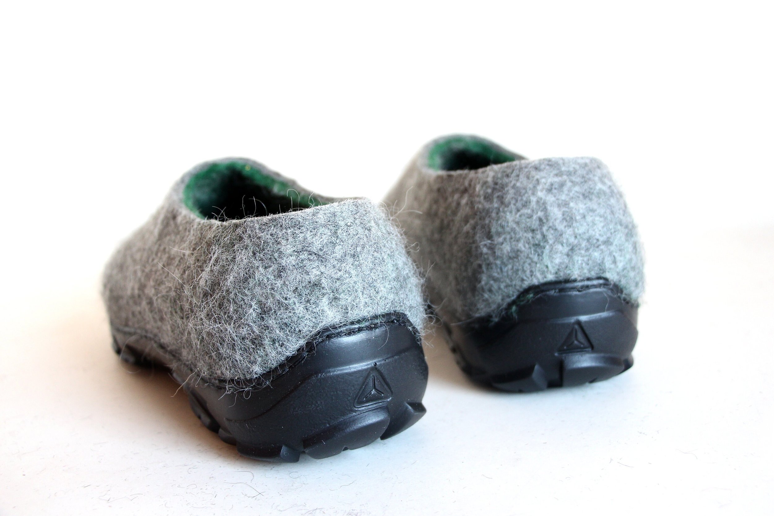 Gift-ready men’s wool slippers in earthy tones Gray and green felt shoes are ideal for Father’s Day, birthdays, or wellness retreats. Thoughtful packaging for the modern man.