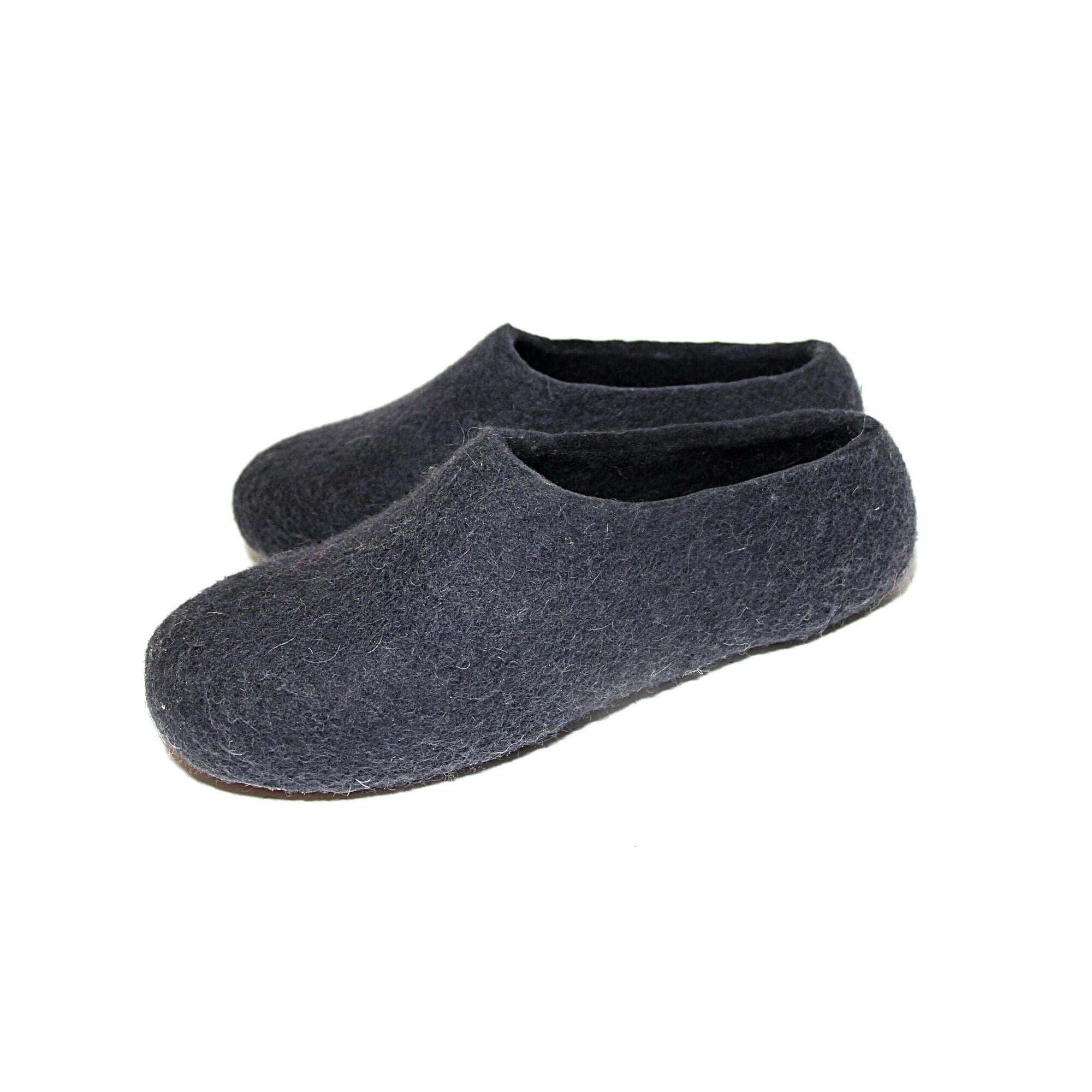 Side view of black felted wool house shoes with minimalist design. Crafted without glue from natural Tyrolean wool for indoor barefoot wear.
